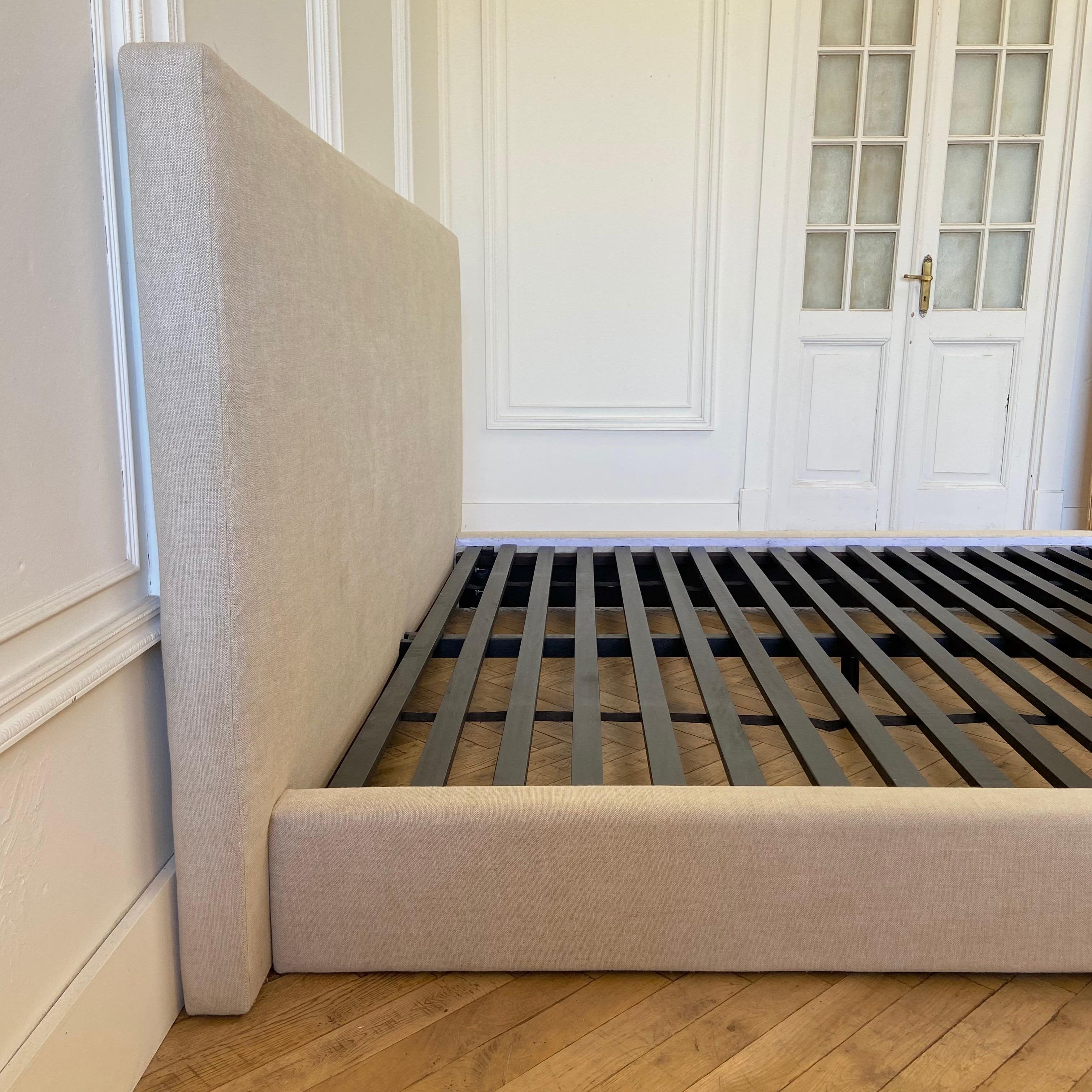 Linen King Size Modern Platform Bed In Excellent Condition In Old Town Orange, CA