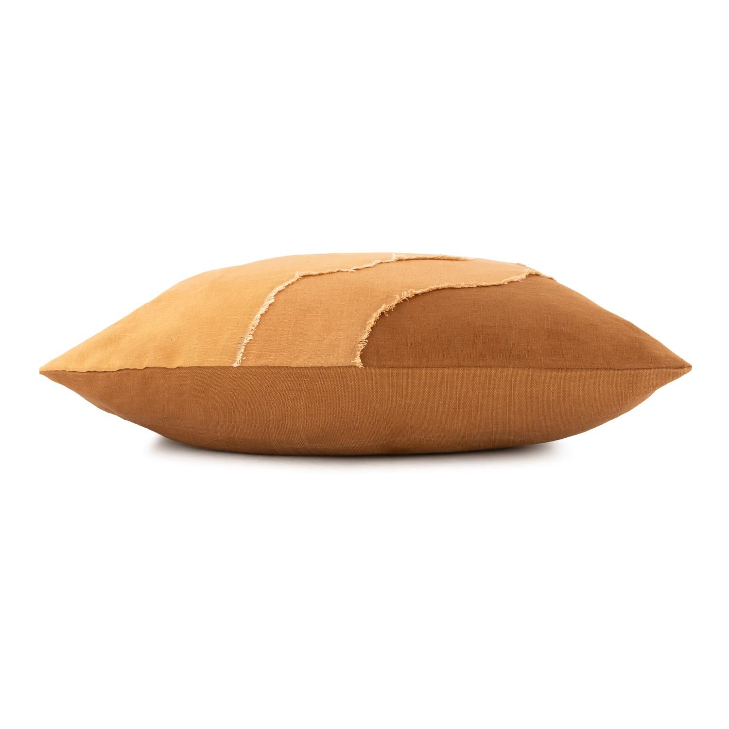 Esta funda de cojín, una pieza discreta, combina materiales naturales, riqueza teñida a mano y profundidad de texturas.
La parte delantera está tejida con lino transpirable, mientras que la trasera es de pato de algodón resistente, creando una sutil
