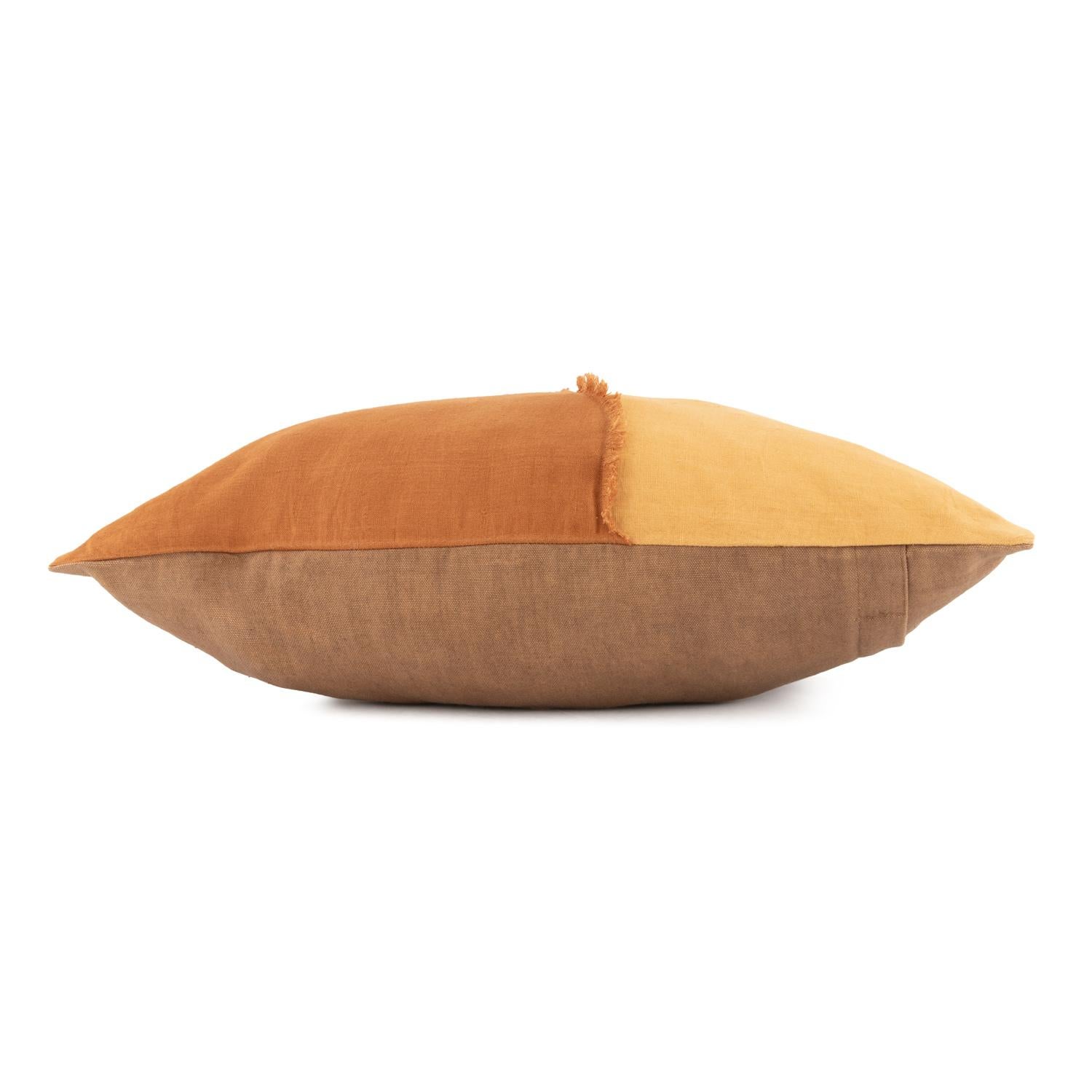 Esta funda de almohada bicolor, un juego de tonos y texturas, combina el óxido claro con el marrón medio para canalizar calidez y belleza artesanal a tu hogar.
La parte delantera está tejida con lino vaporoso, mientras que la trasera es de pato de