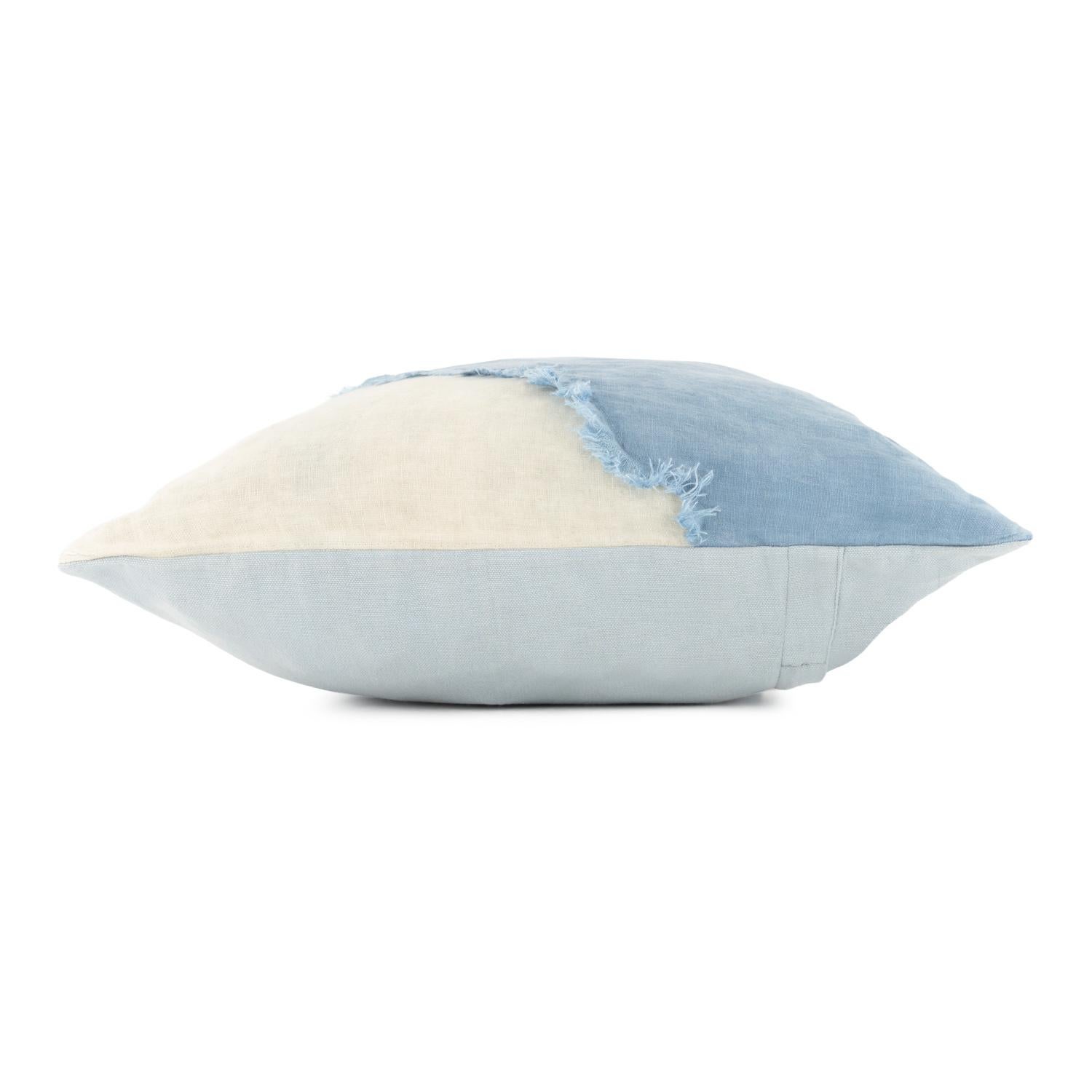 Confeccionada con fibras naturales y teñida con tintes botánicos, esta funda de almohada patchwork combina lino transpirable con pato de algodón resistente.
El diseño bicolor presenta un suave azul cielo y añil lavado, colores extraídos de tintes