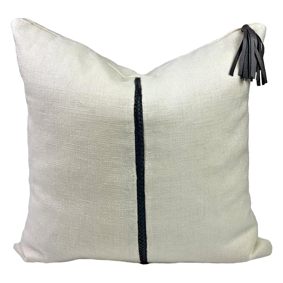 Coussin en lin avec garniture en cuir gris et pompon