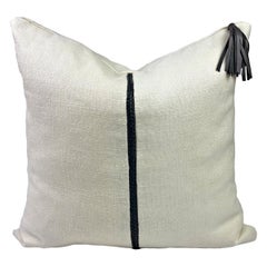 Coussin en lin avec garniture en cuir gris et pompon