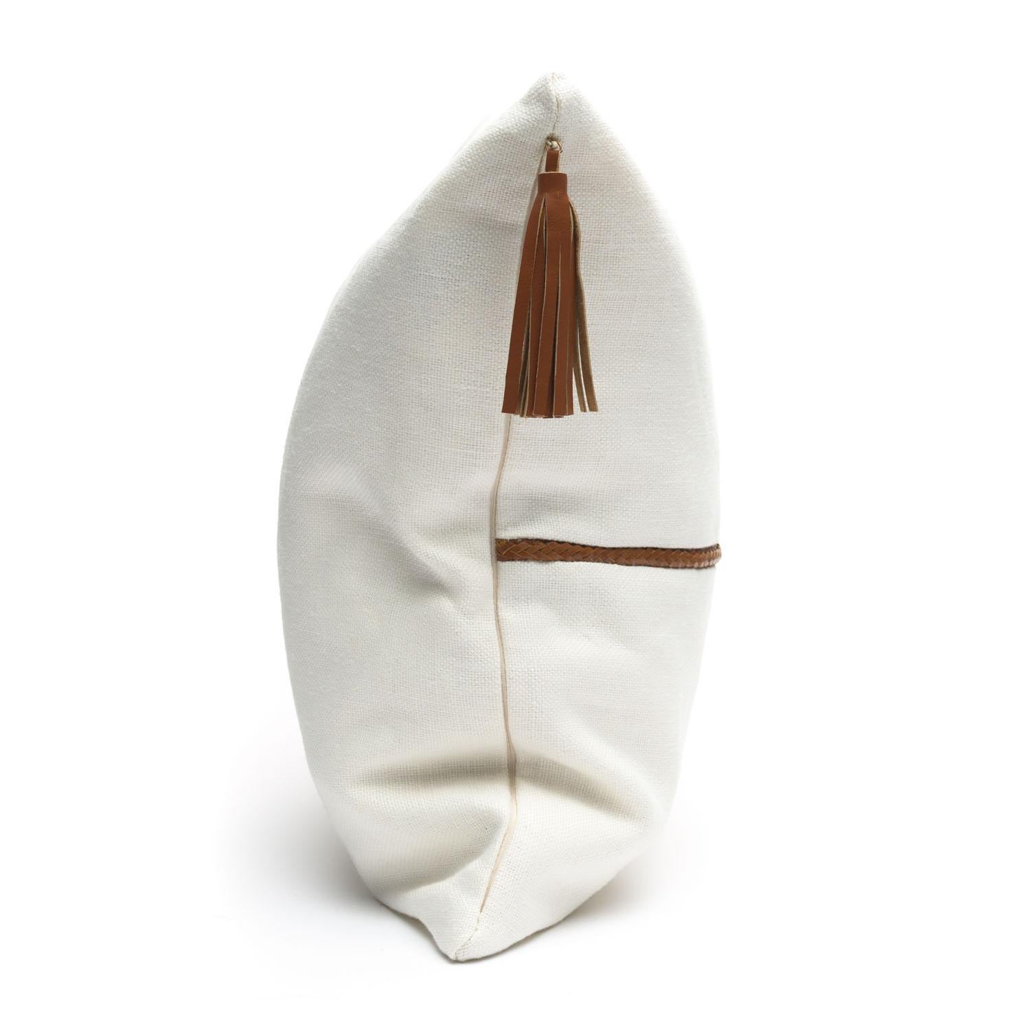 È la stagione del bianco fresco e delle texture morbide e naturali, quindi perché non abbellire i tuoi interni con questo cuscino Cabana in lino bianco naturale. Un cuscino accattivante realizzato in 100% lino imbottito e testurizzato.