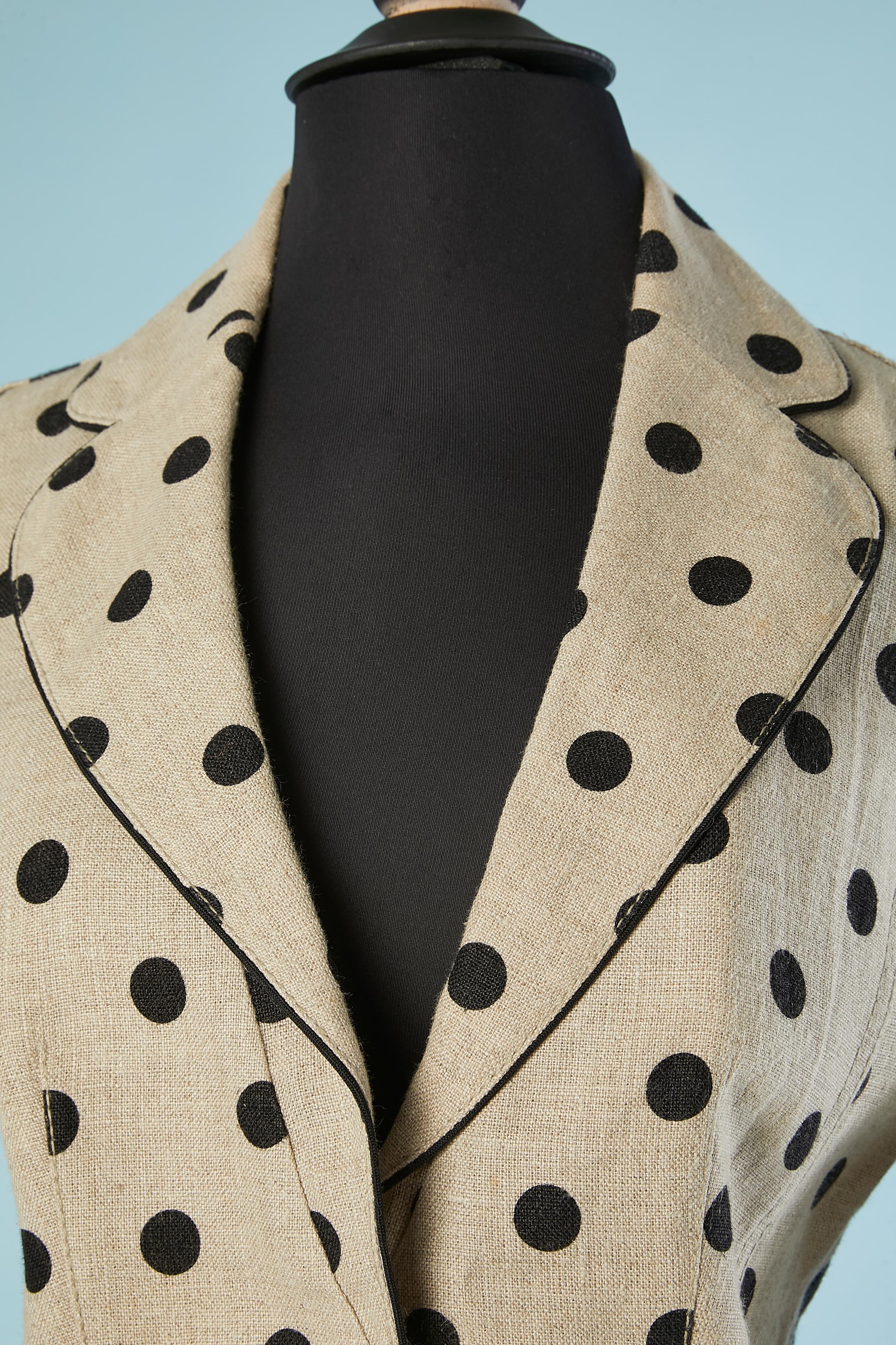 Linen single-breasted jacket with black polka-dots . Lining inside the pockets and piping: 67% acetate, 33% polyester. 
SIZE 42 (It) 38 (Fr) 6/8 