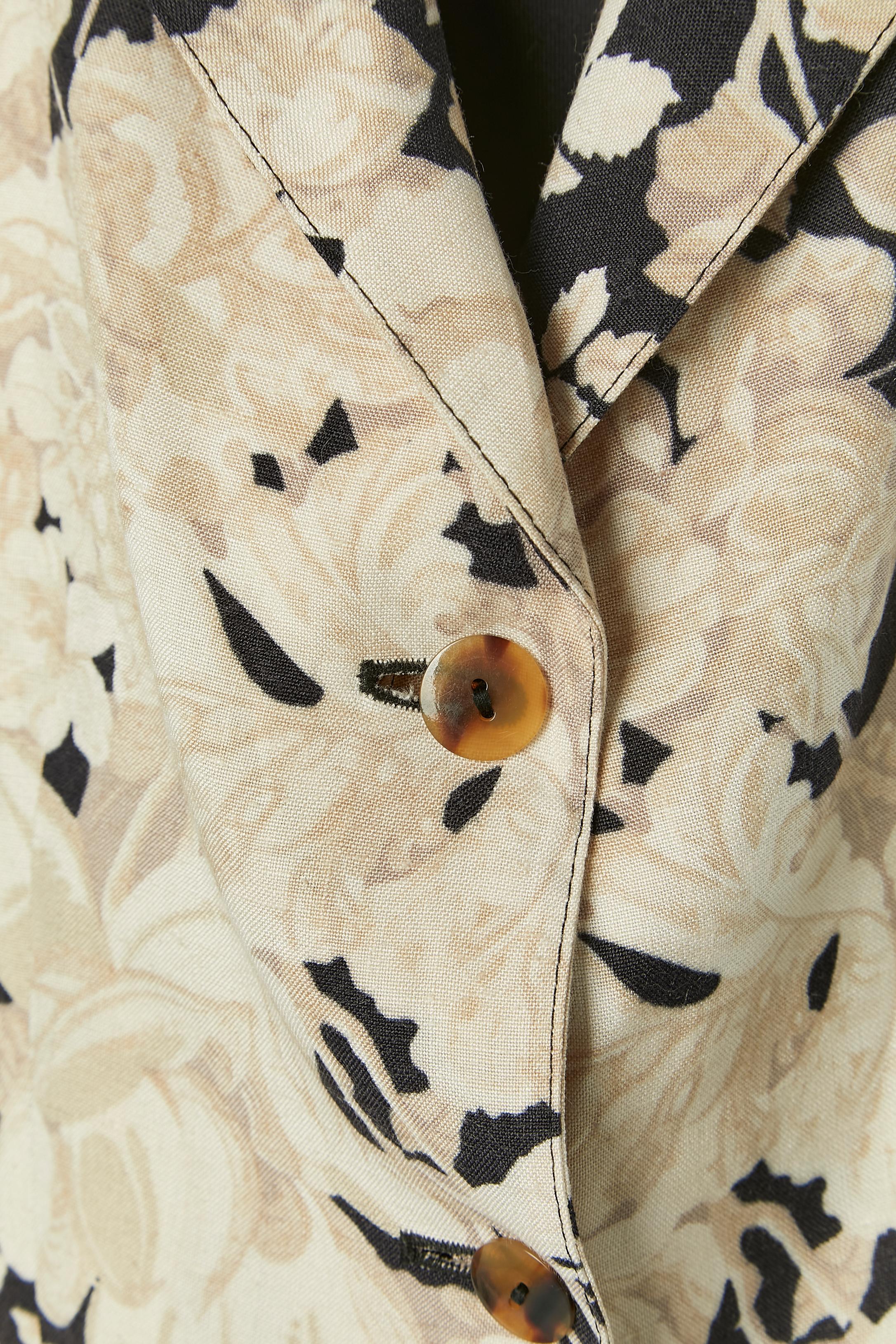Veste en lin à simple boutonnage avec impression de fleurs. Le lin n'est présent qu'à l'intérieur de la partie supérieure de la veste, sinon il s'agit d'un passepoil. Doublure en rayonne rayée à l'intérieur de la manche. Fermeture par boutons et