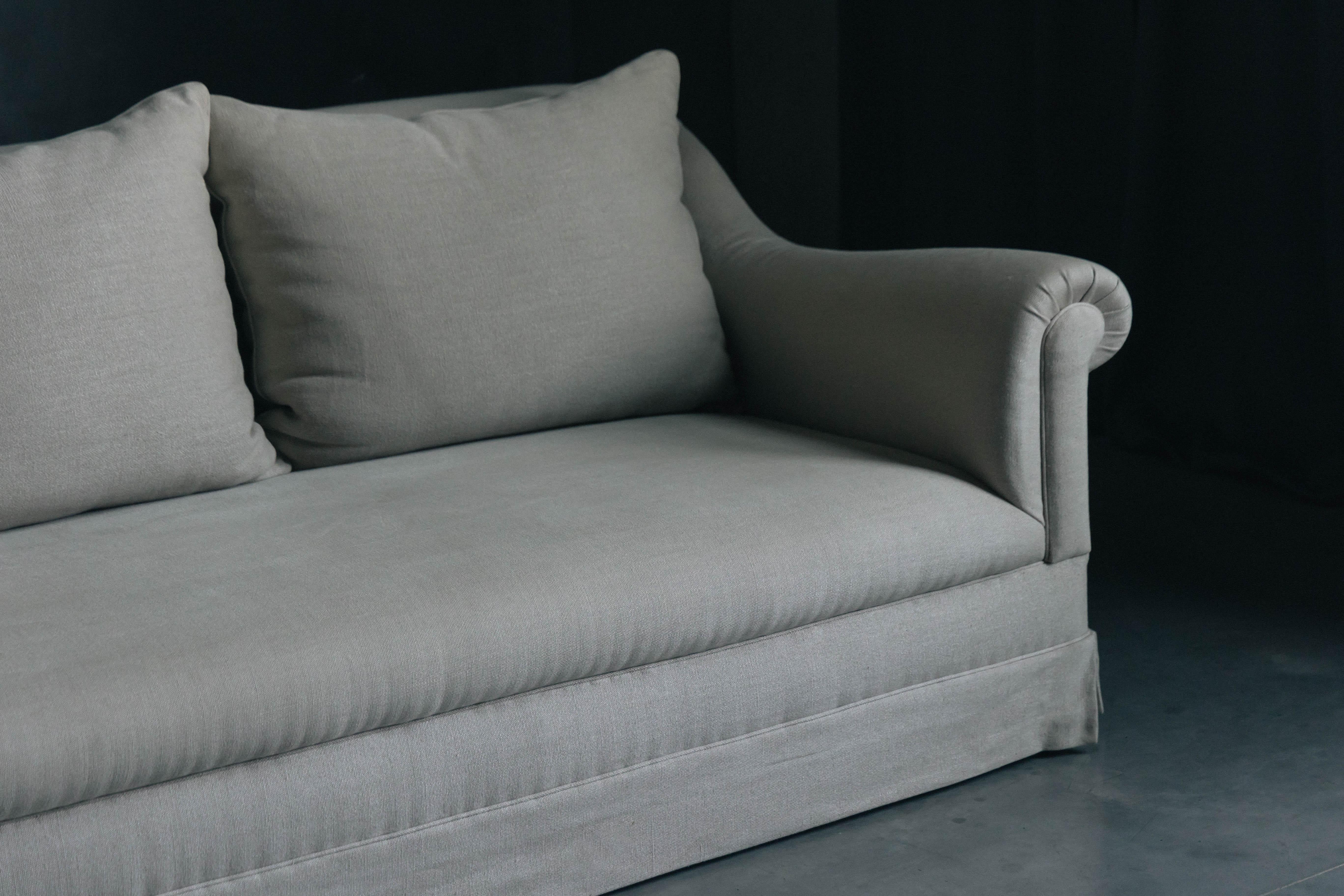 XXIe siècle et contemporain Canapé en lin par Axel Vervoordt, Belgique, 21e siècle en vente