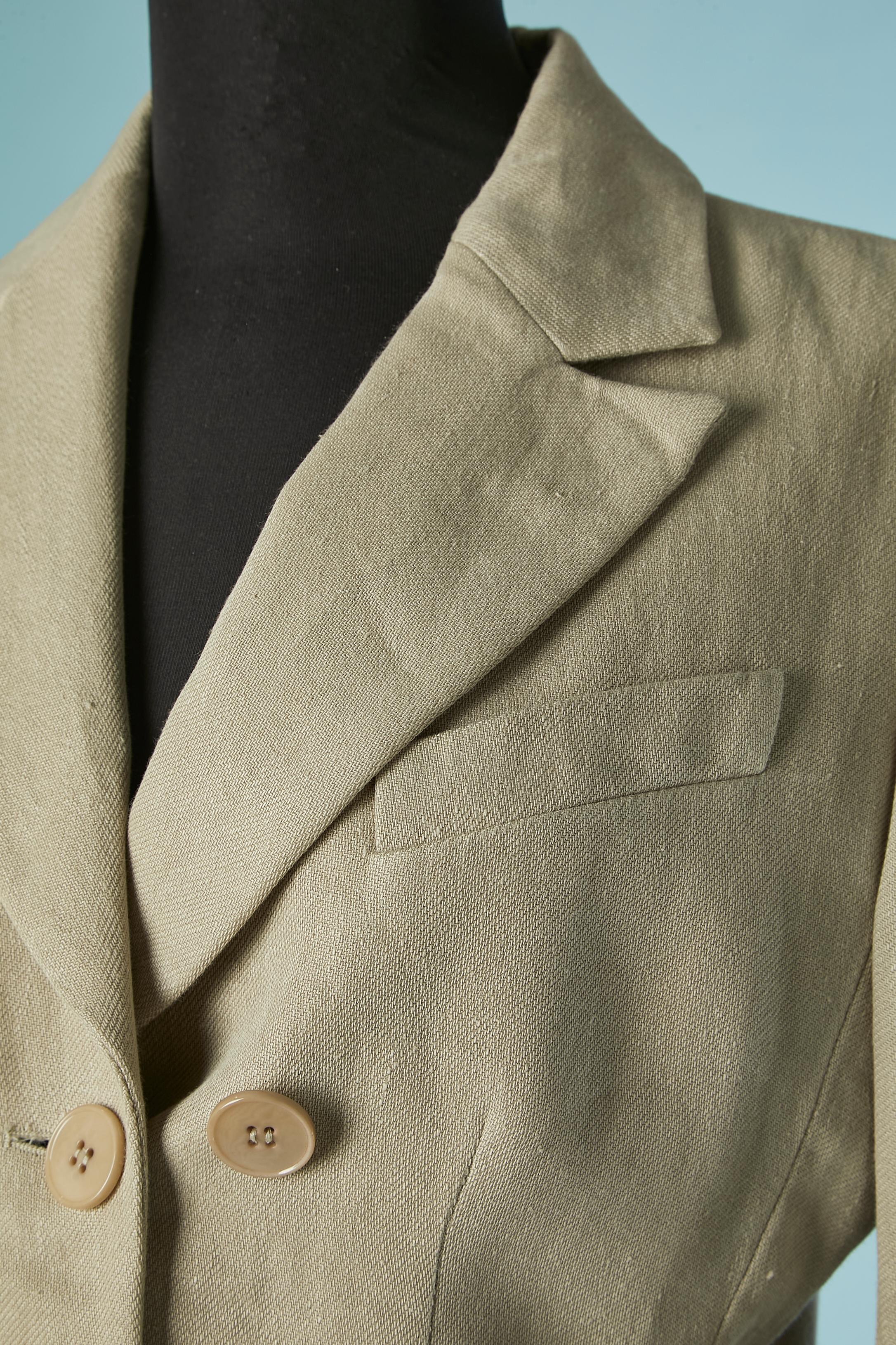 Leinenhosenanzug mit einreihiger Jacke. Tasche auf beiden Seiten. Knopf- und Knopflochverschluss in der vorderen Mitte und an den Manschetten. Kein Futter, sondern Paspel. Auf der Mitte des Rückens geteilt, Länge = 22cm
SIZE 38 (Fr) M 