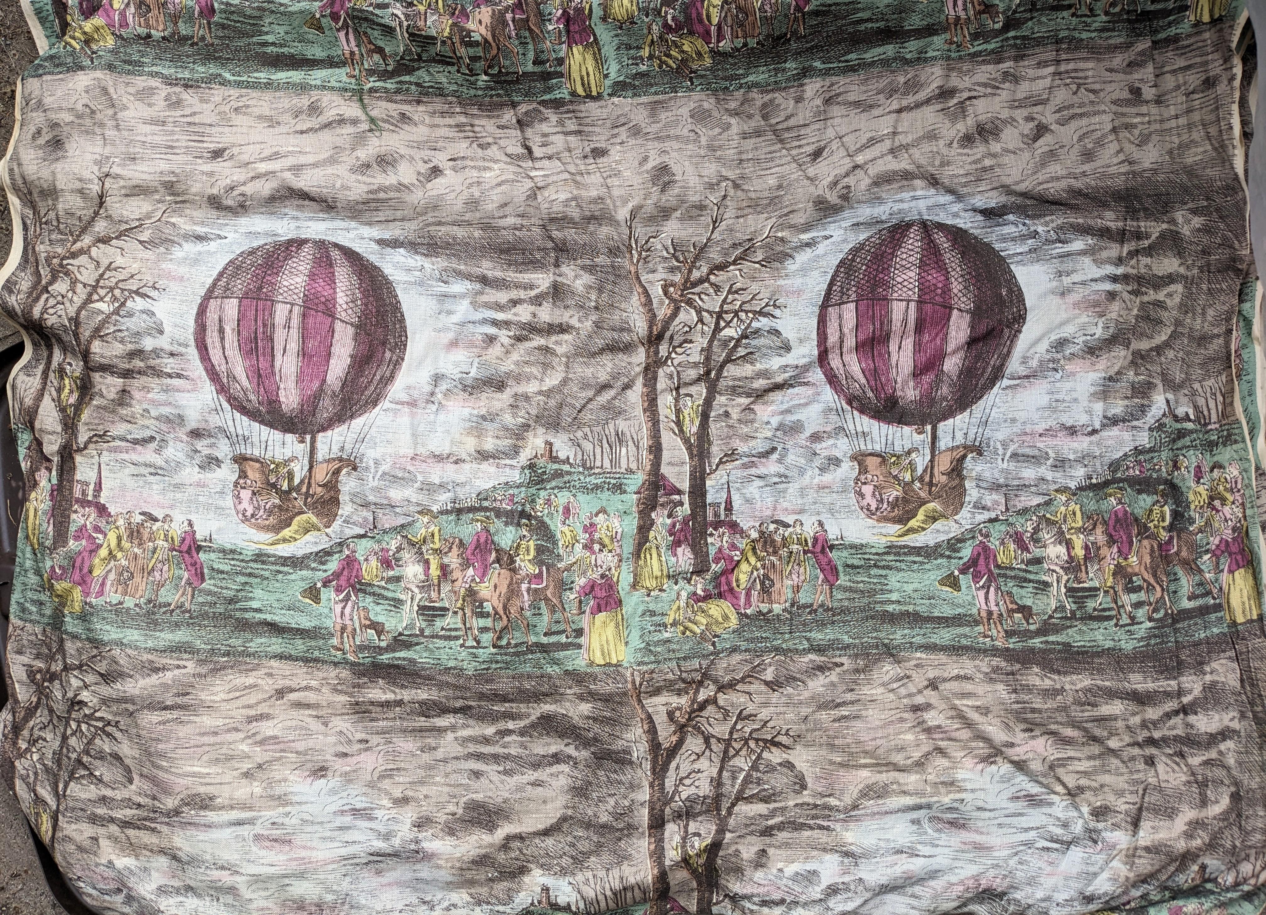 Charmante Heißluftballon-Leinengarderobe aus den 1950er Jahren. Szenischer Handabdruck einer in Gewändern des 18. Jahrhunderts gekleideten Menschenmenge in einem Park, die begeistert den Start von Heißluftballons beobachtet. Handgedruckt, um wie