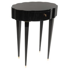 Linenfold Carved Oval Black Lacquer Side Table:: auf Lager
