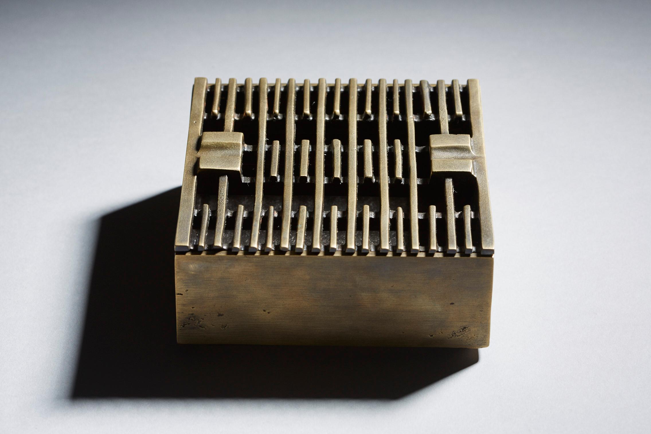 Zeitgenössischer Aschenbecher aus Bronze, LINES von Reda Amalou, 2015 (Moderne) im Angebot