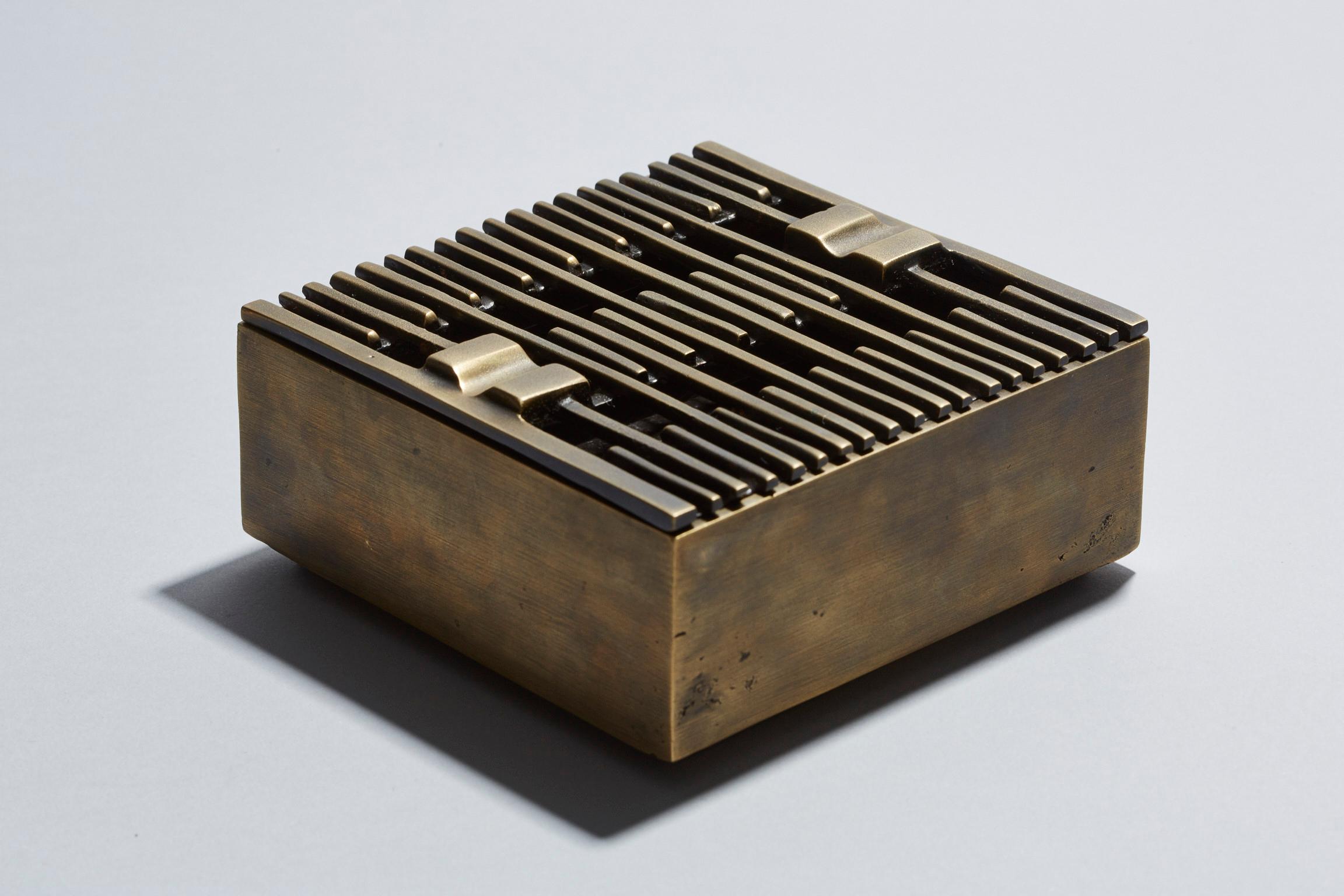 Zeitgenössischer Aschenbecher aus Bronze, LINES von Reda Amalou, 2015 (Bronziert) im Angebot