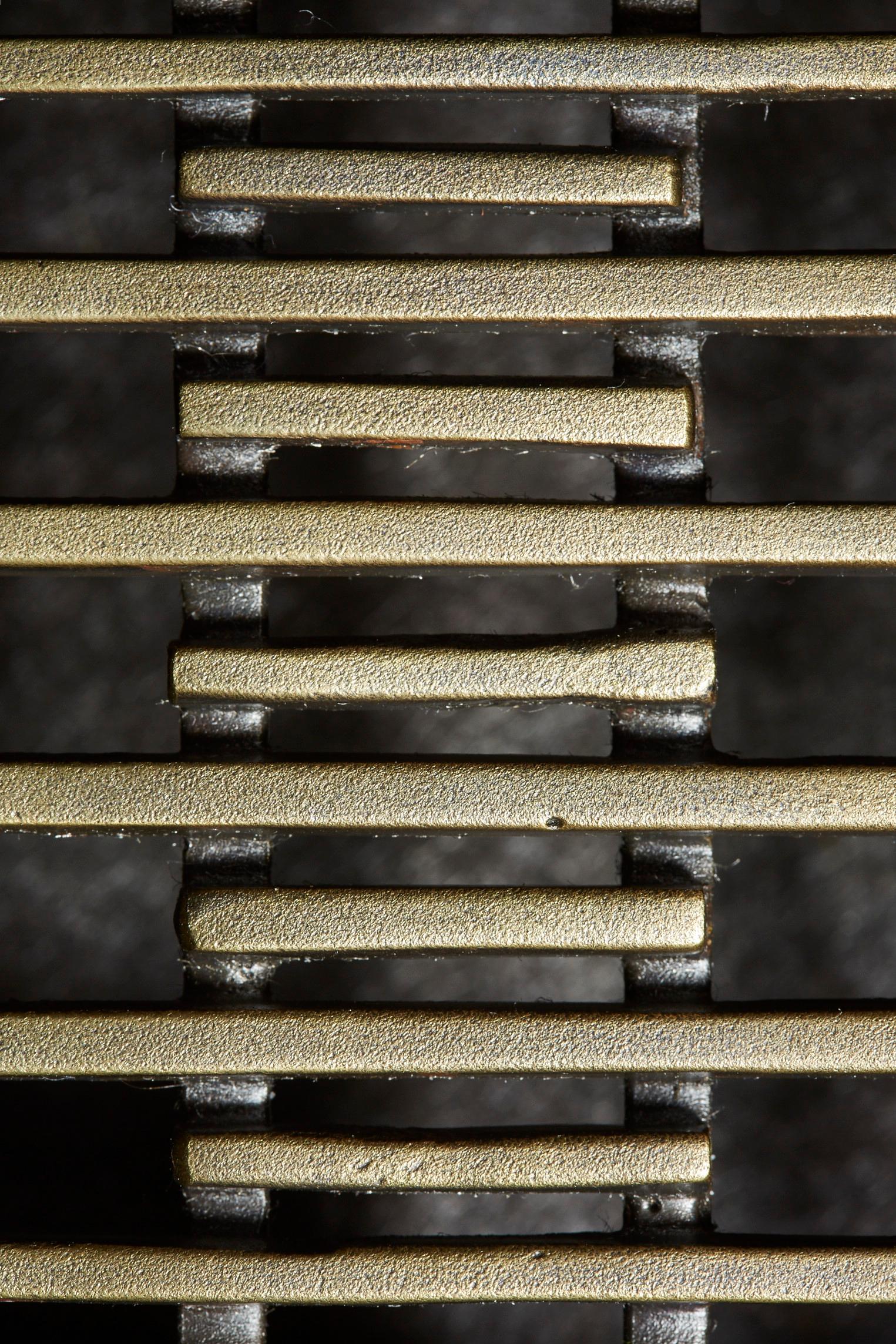 Zeitgenössischer Aschenbecher aus Bronze, LINES von Reda Amalou, 2015 (Messing) im Angebot
