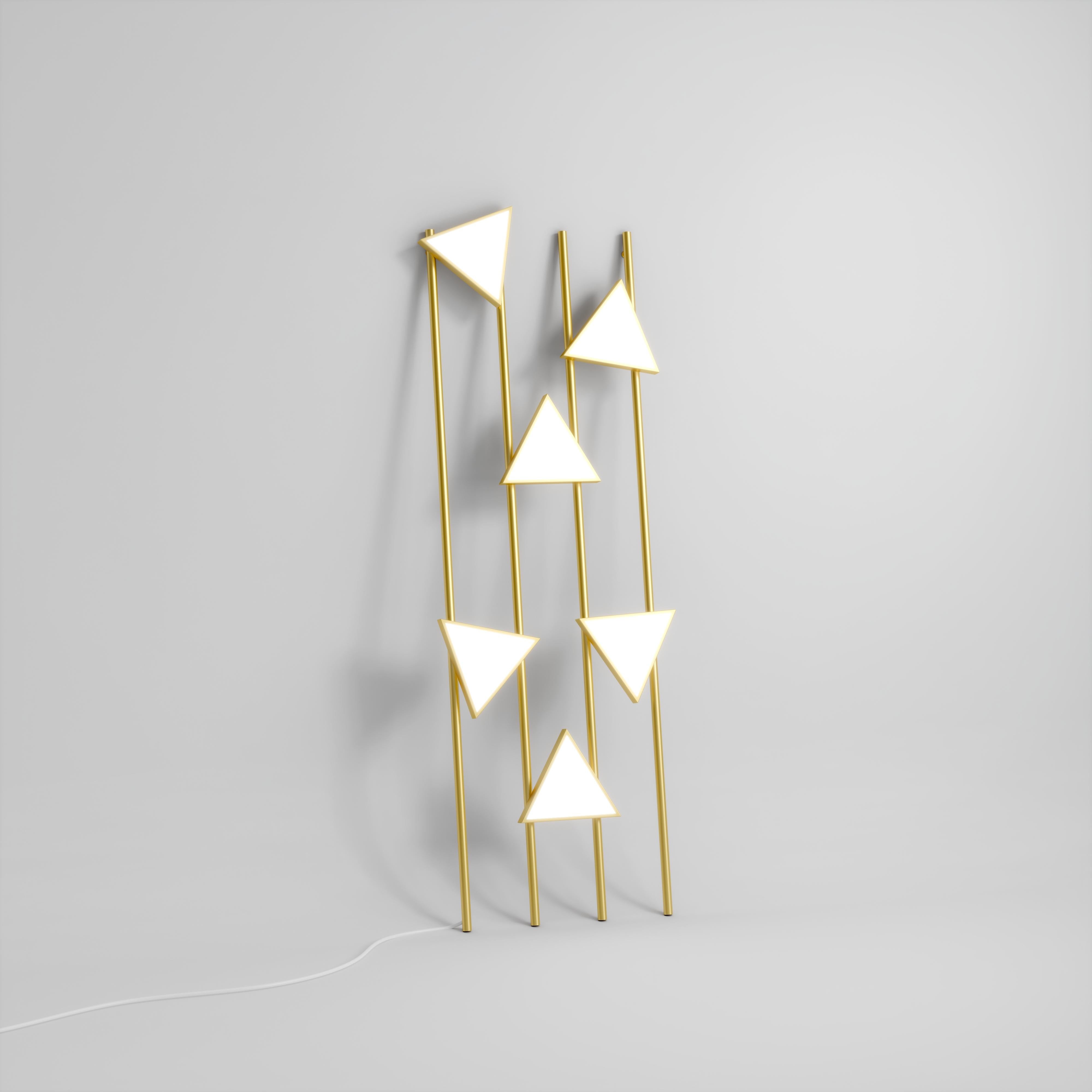 Lampadaire en laiton Lines and Triangles par Atelier Areti
Dimensions : D 5 x L 31,5 x H 100 cm.
MATERIAL : Laiton brossé, panneaux en acrylique blanc.

Disponible en blanc, noir ou laiton.

Toutes nos lampes peuvent être câblées en fonction de