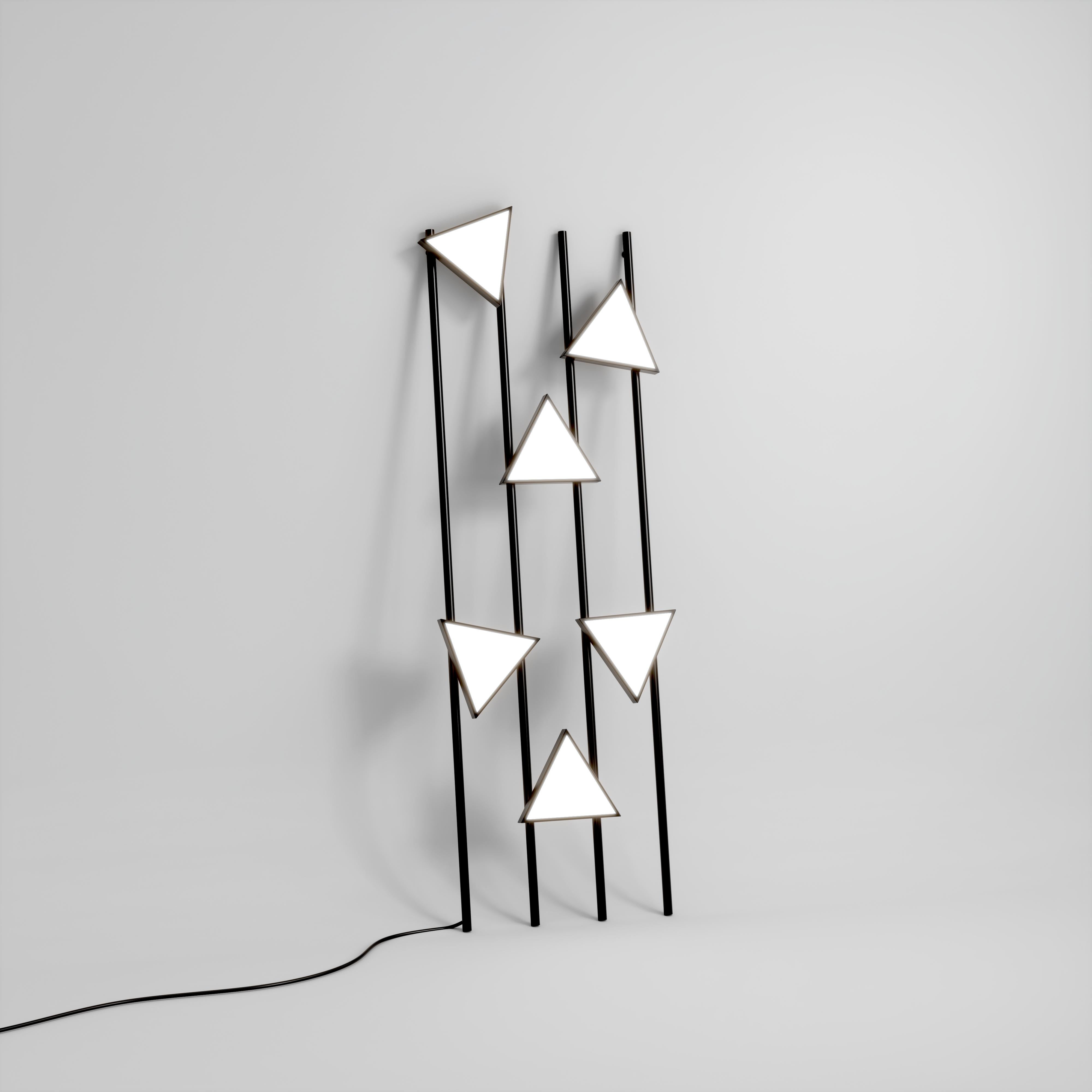 Allemand Lampadaire en laiton Lines and Triangles par Atelier Areti en vente