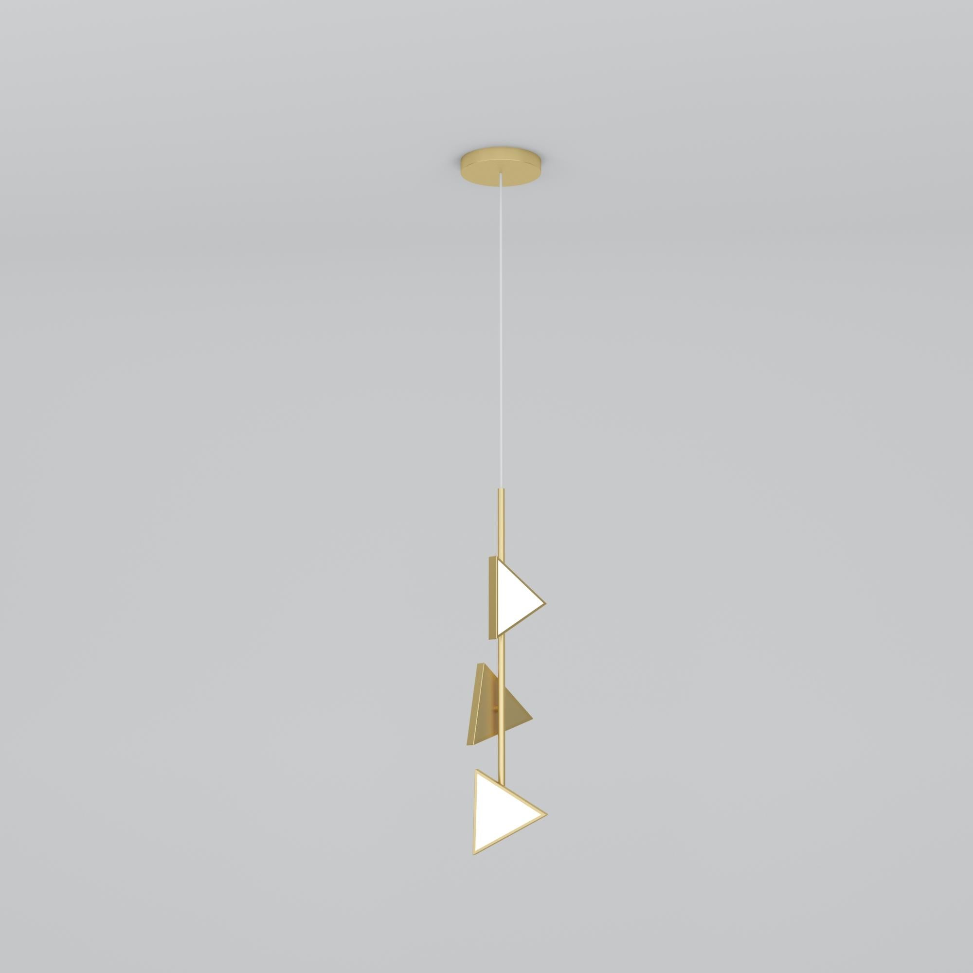 Lampada a sospensione in ottone Lines and Triangles di Atelier Ati
Dimensioni: P 15 x L 15 x H 142,5 cm.
Materiali: Ottone spazzolato, pannelli in acrilico bianco.

Disponibile in bianco, nero o ottone.

Tutte le nostre lampade possono essere