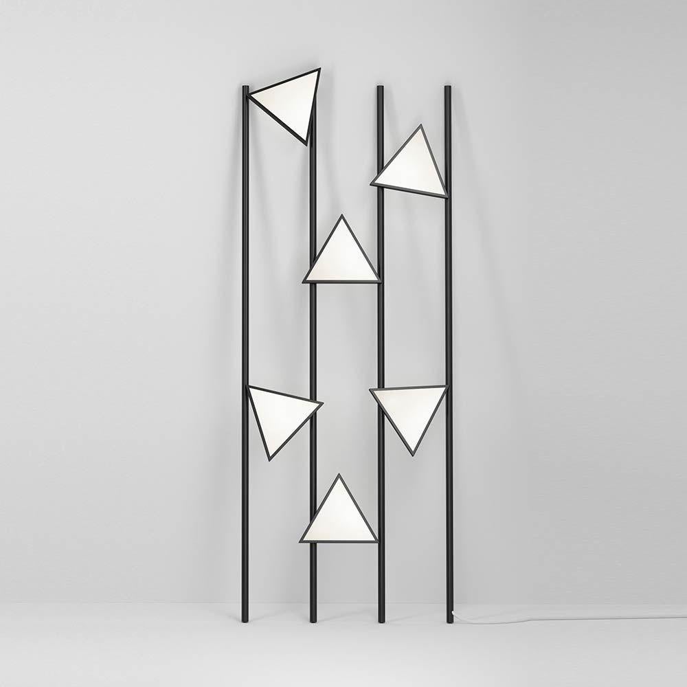 Lampada da terra Lines and Triangles di Atelier Ati
Dimensioni: D 5 x L 31,5 x H 100 cm.
Materiali: Metallo verniciato a polvere nero, pannelli in acrilico bianco.

Disponibile in bianco, nero o ottone.

Tutte le nostre lampade possono essere