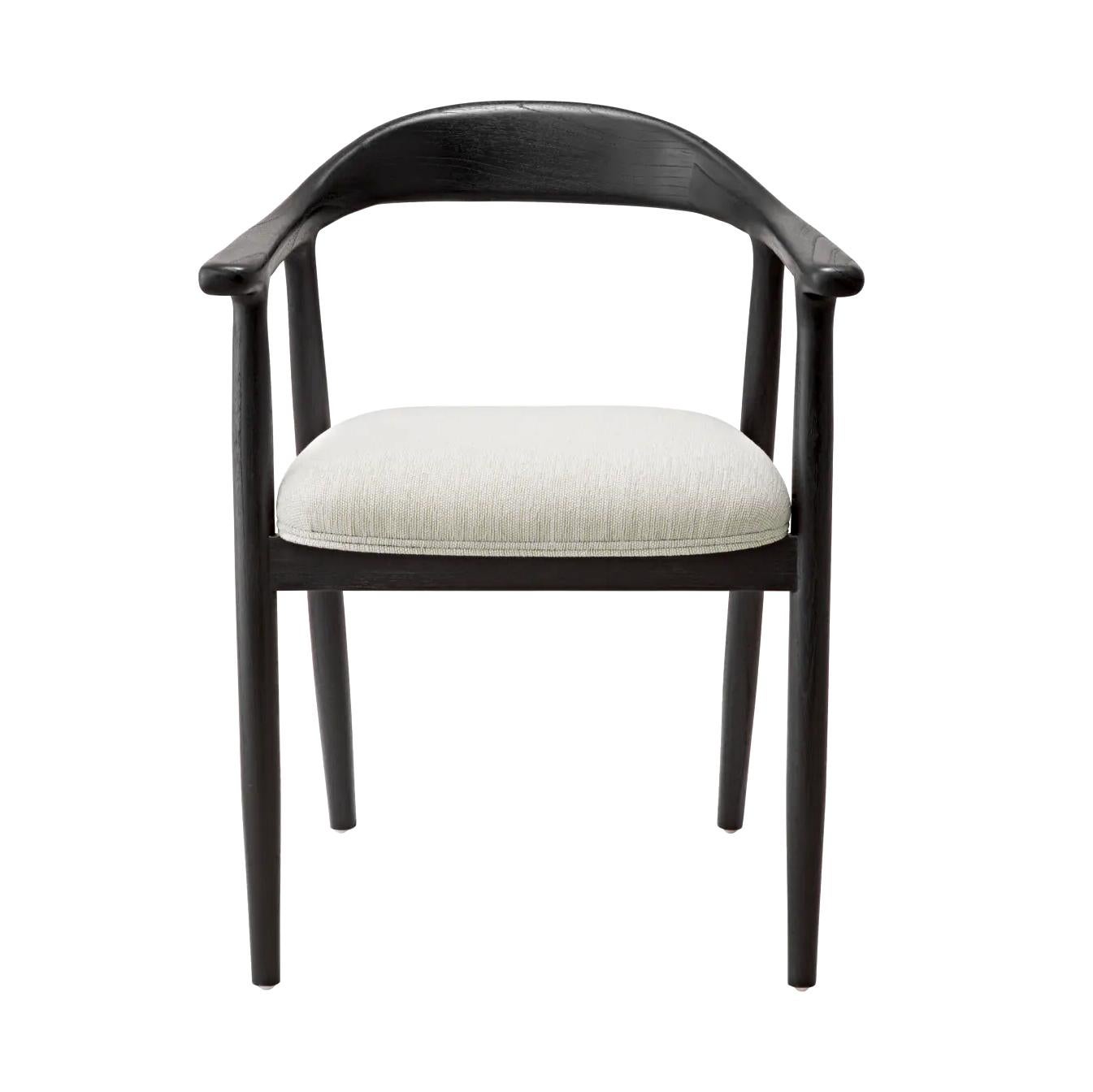 Sedia Lines Black con struttura in massello mindy 
in legno con finitura marrone, imbottito e rivestito 
con tessuto bianco crema.
Disponibile su richiesta anche con struttura in massello 
Wood in finitura marrone.