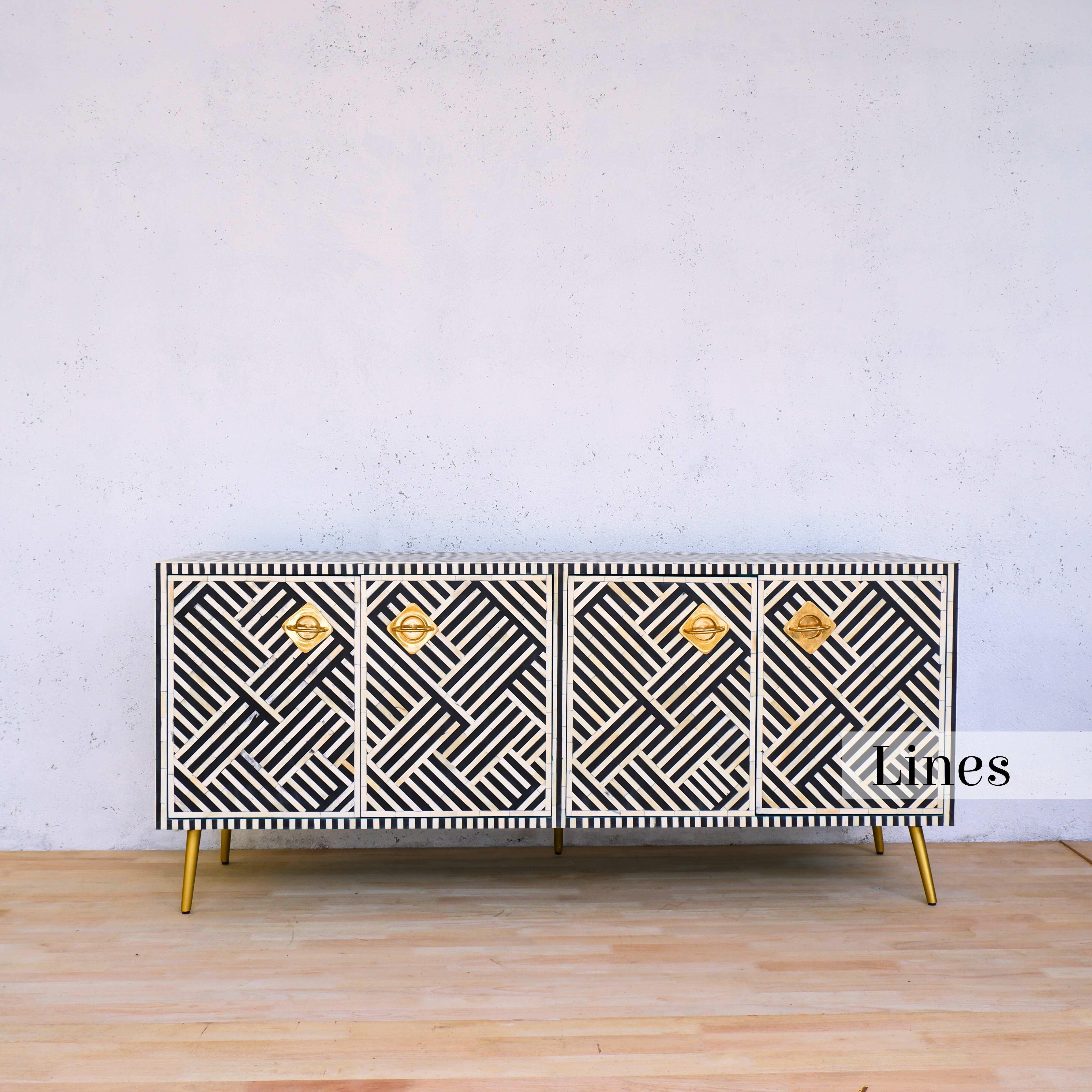 Eleva la tua casa con lo squisito mobile a intarsio bianco e nero di Artisanal, un'aggiunta straordinaria che combina perfettamente l'artigianato senza tempo con la raffinatezza moderna.

Ornato da intricati motivi geometrici a strisce, questo