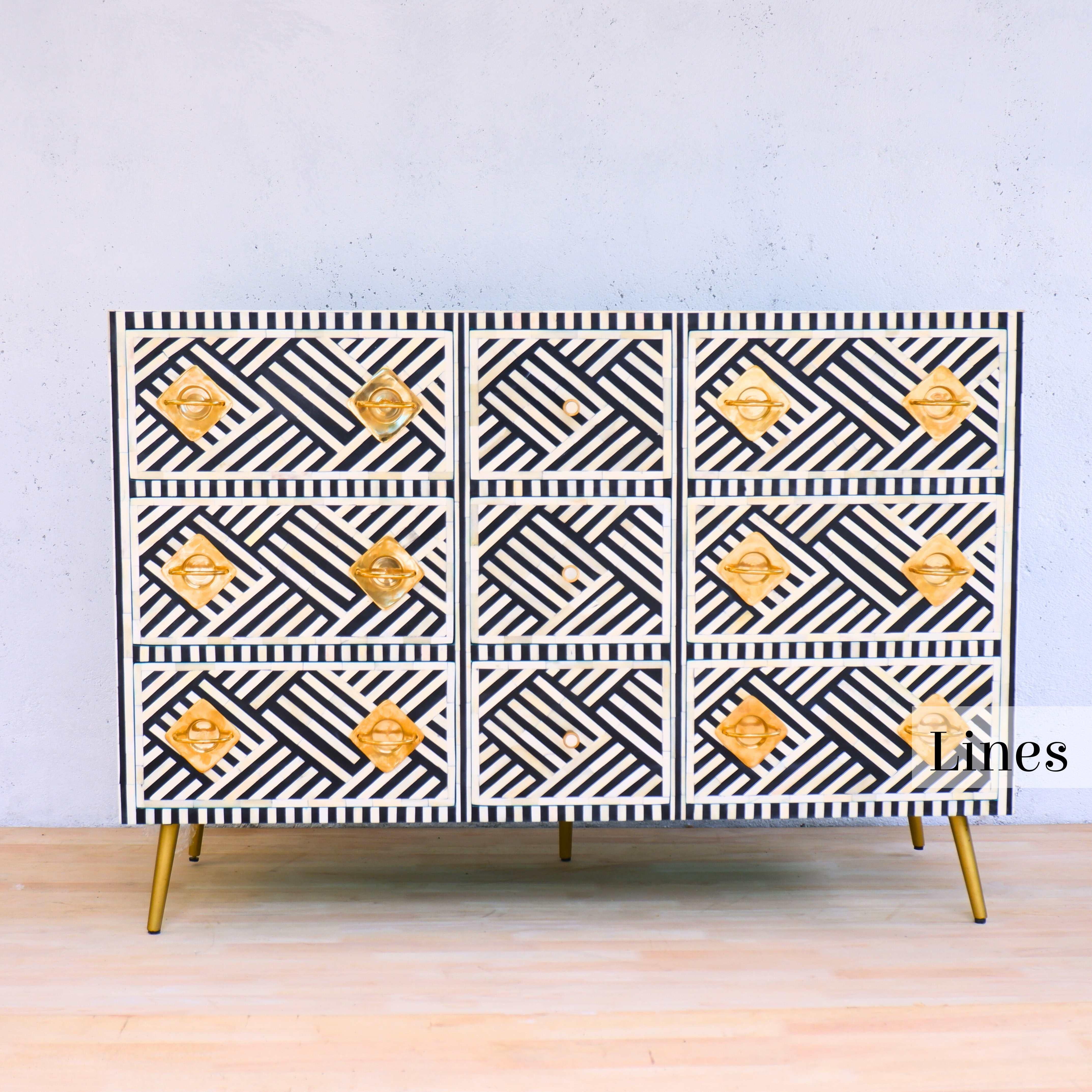 Eleva la tua casa con la squisita cassettiera a nove cassetti in bianco e nero di Artisanal, un complemento d'arredo che fonde perfettamente l'artigianato senza tempo con la raffinatezza moderna.

Ornato da intricati motivi a righe geometriche,