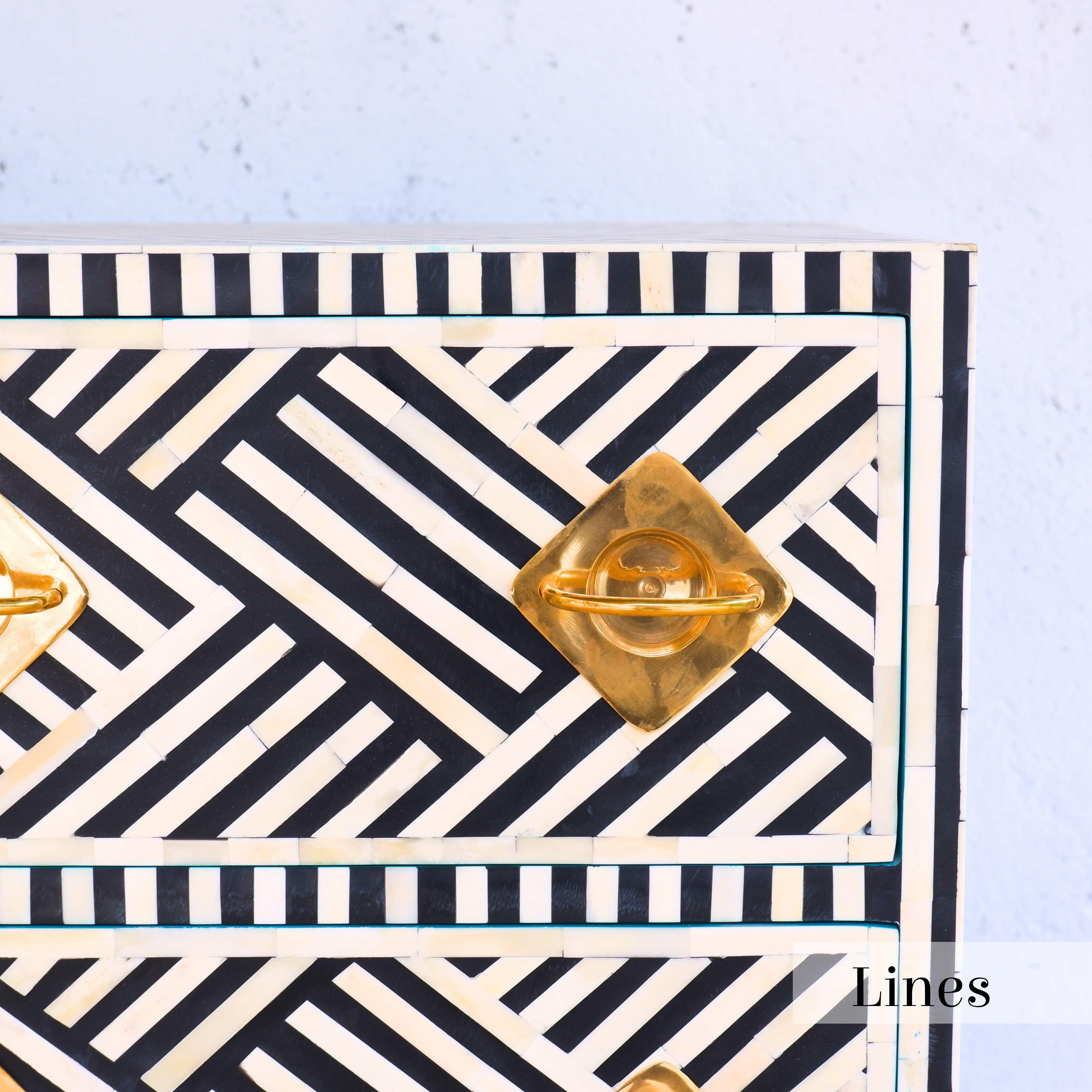 Indiano Lines Cassettiera a nove cassetti con intarsio nero, cassettiera realizzata a mano da Artisanal in vendita