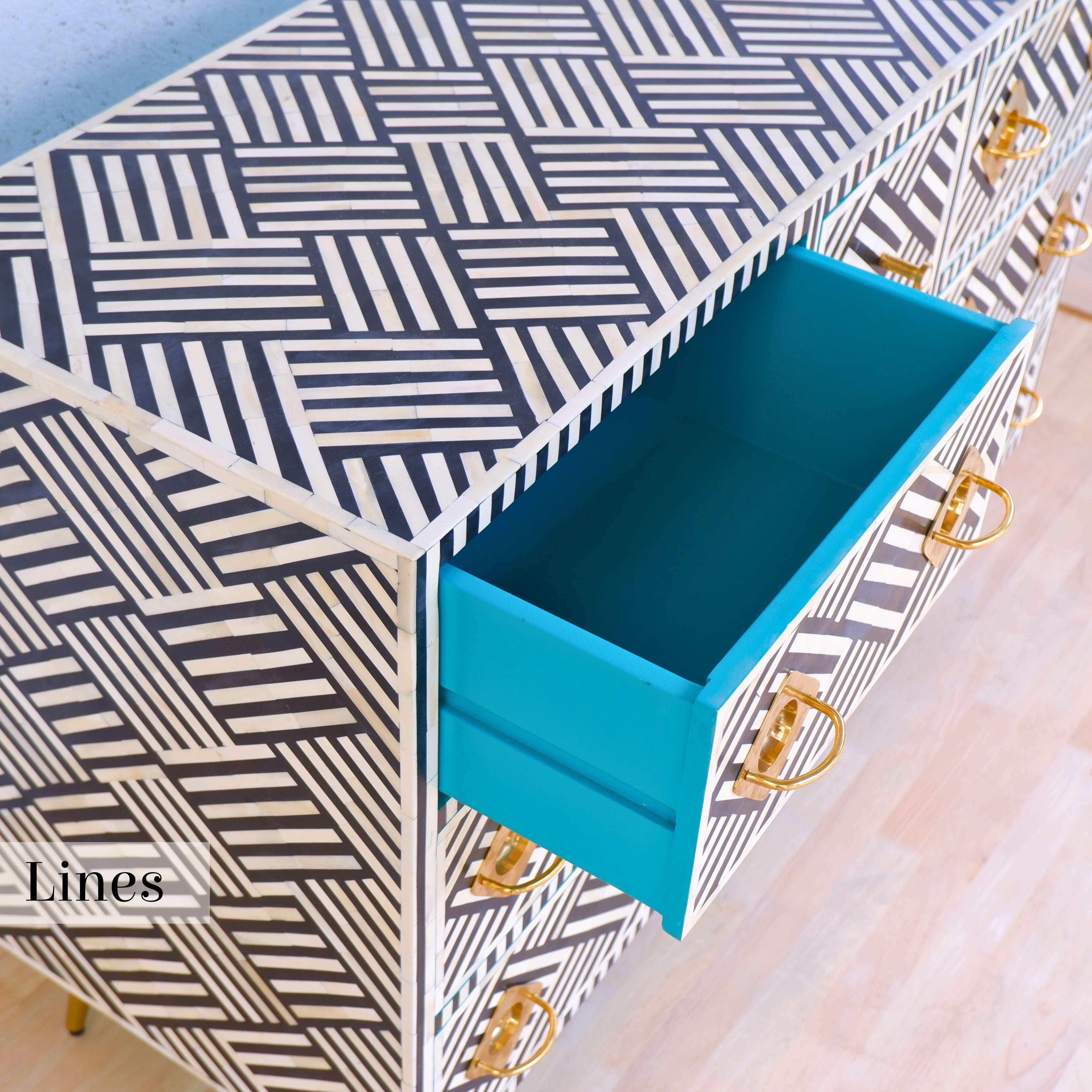 Lines Cassettiera a nove cassetti con intarsio nero, cassettiera realizzata a mano da Artisanal in vendita 1