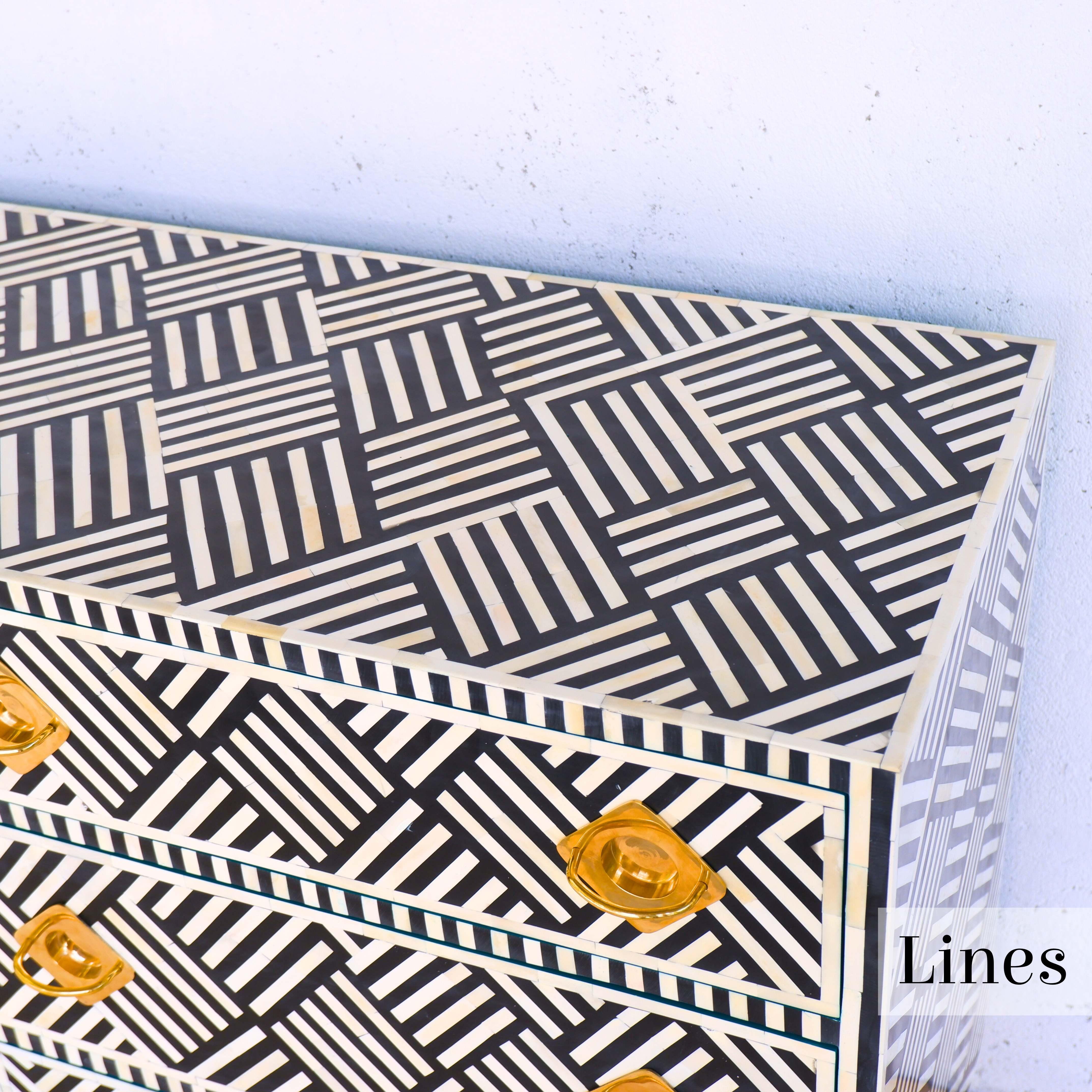 Eleva tu hogar con la exquisita cómoda de seis cajones con incrustaciones en blanco y negro de Artisanal, un impresionante complemento que combina a la perfección la artesanía atemporal con la sofisticación moderna.

Adornada con intrincados dibujos