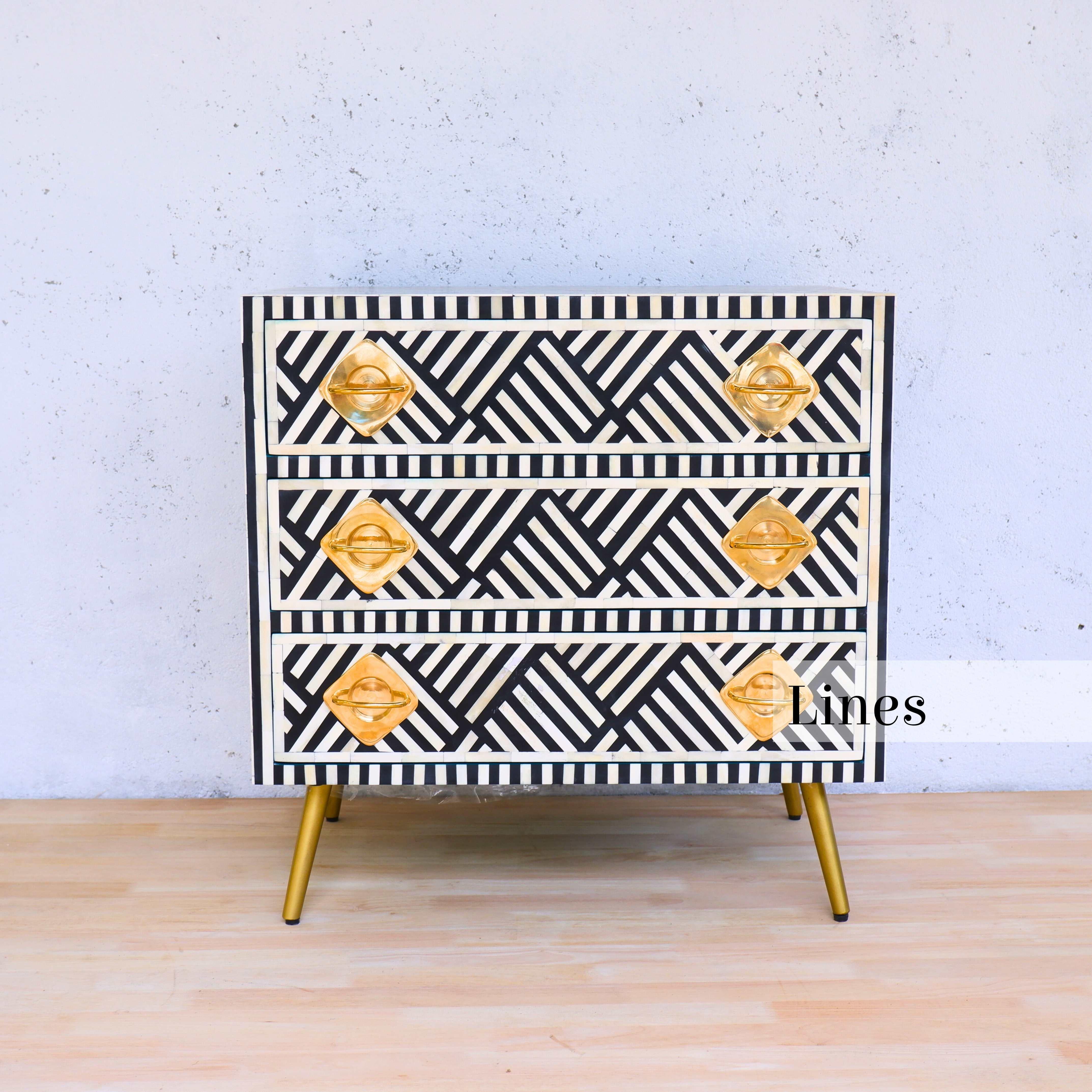 Eleva la tua casa con la squisita cassettiera a tre cassetti a intarsio in bianco e nero di Artisanal, un complemento d'arredo che fonde perfettamente l'artigianato senza tempo con la raffinatezza moderna.

Ornato da intricati motivi a righe
