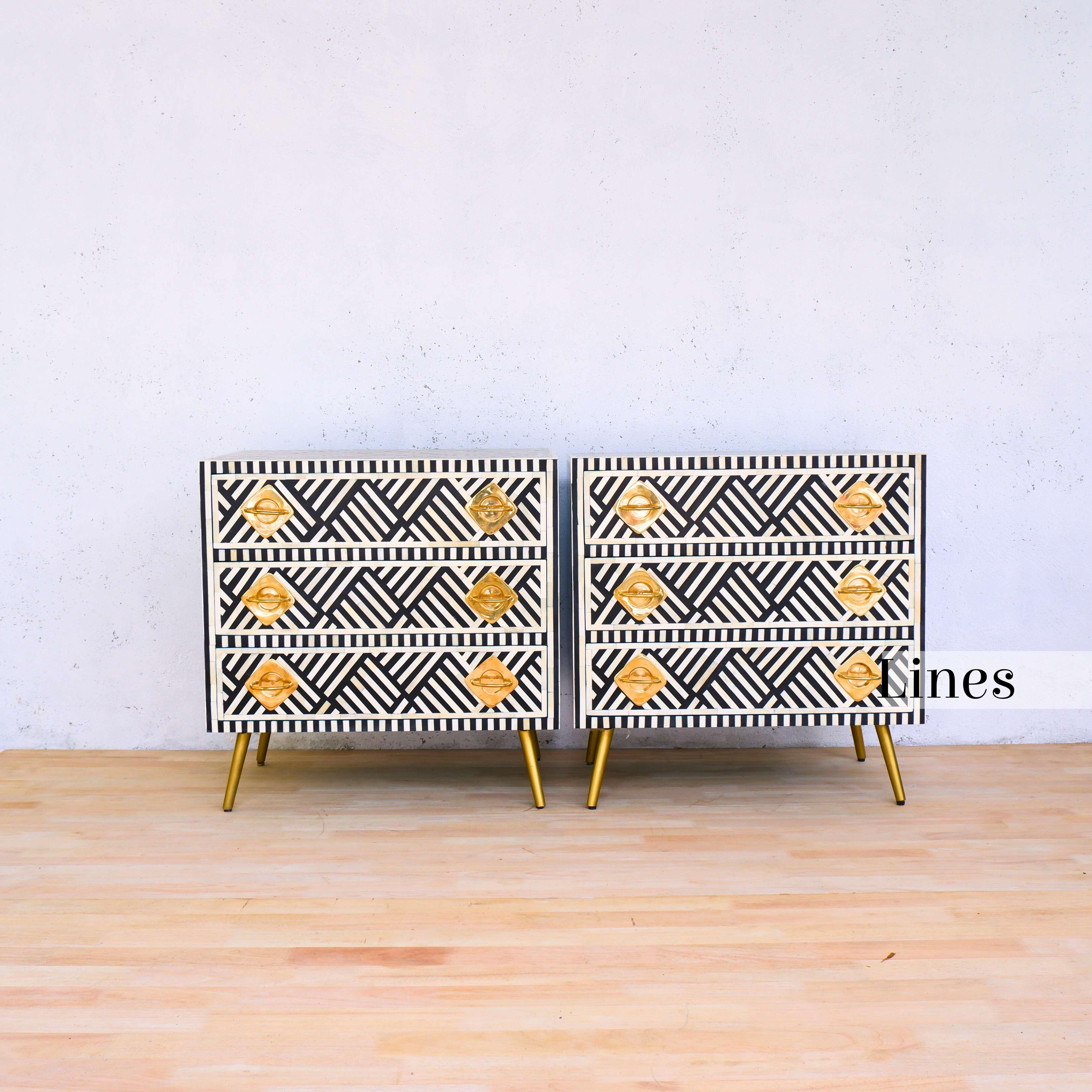 Eleva la tua casa con la squisita cassettiera a tre cassetti a intarsio in bianco e nero di Artisanal, un complemento d'arredo che fonde perfettamente l'artigianato senza tempo con la raffinatezza moderna.

Ornato da intricati motivi a righe