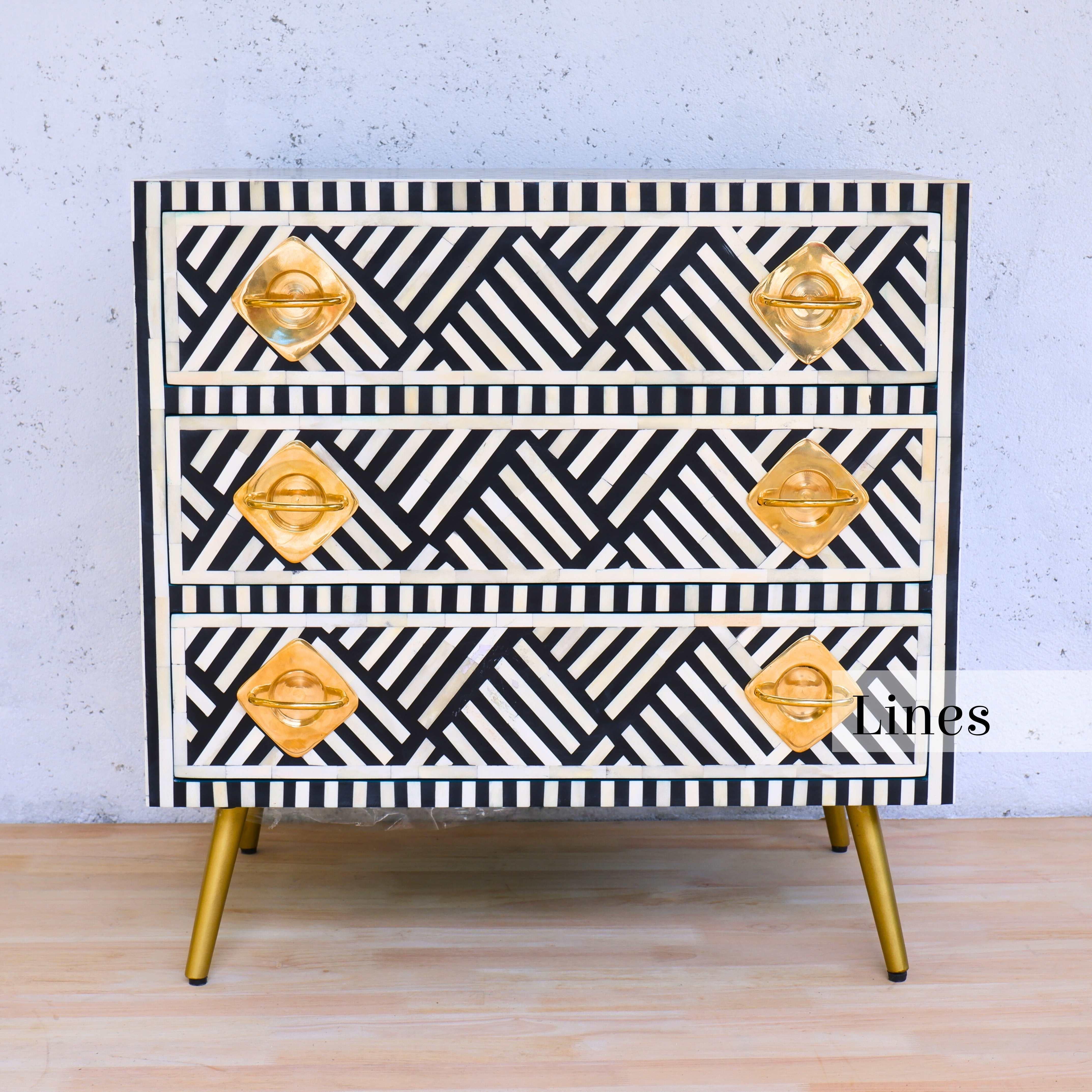 Mid-Century moderno Lines Cassettiera a tre cassetti con intarsio nero, cassettiera realizzata a mano da Artisanal in vendita