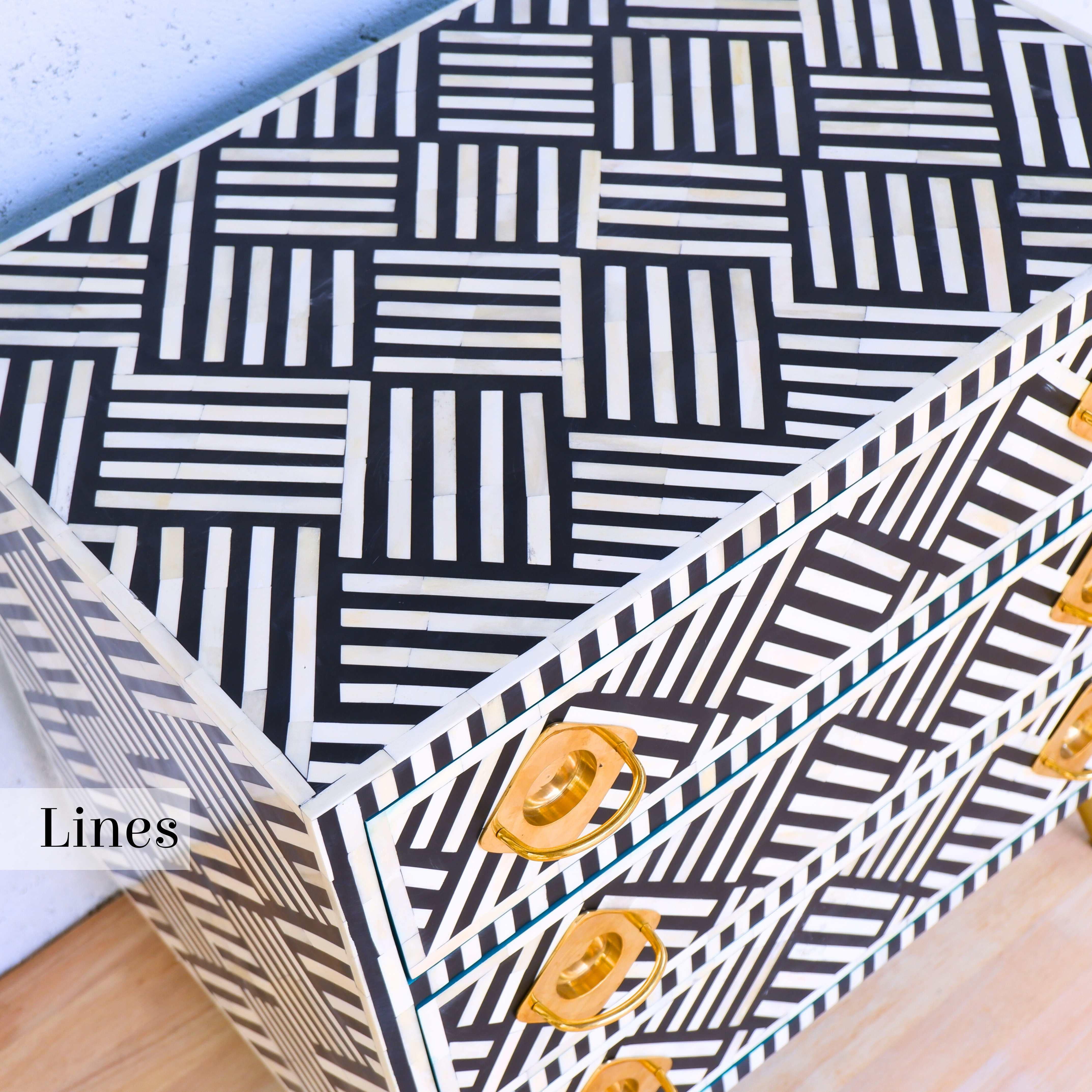 Indiano Lines Cassettiera a tre cassetti con intarsio nero, cassettiera realizzata a mano da Artisanal in vendita