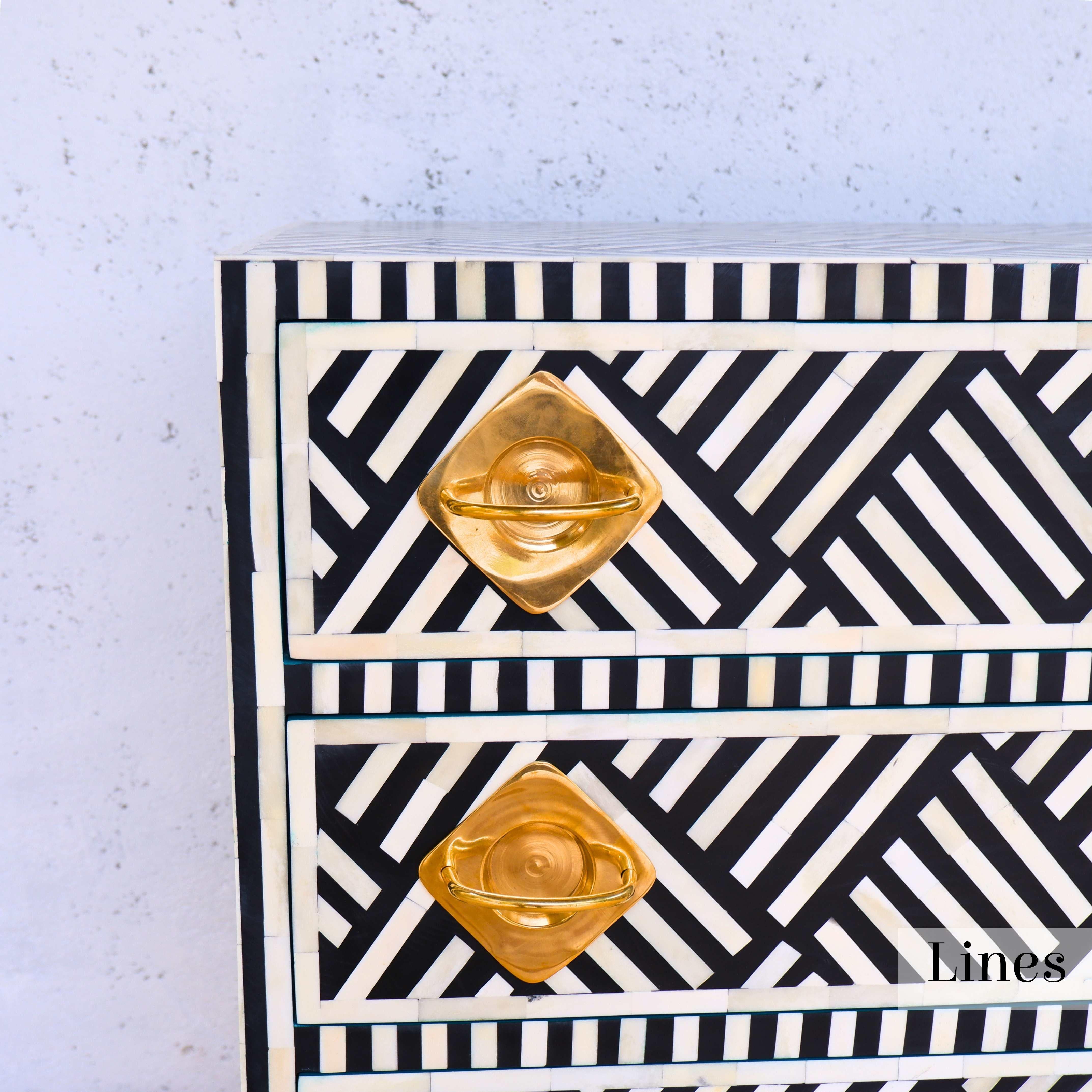 XXI secolo e contemporaneo Lines Cassettiera a tre cassetti con intarsio nero, cassettiera realizzata a mano da Artisanal in vendita