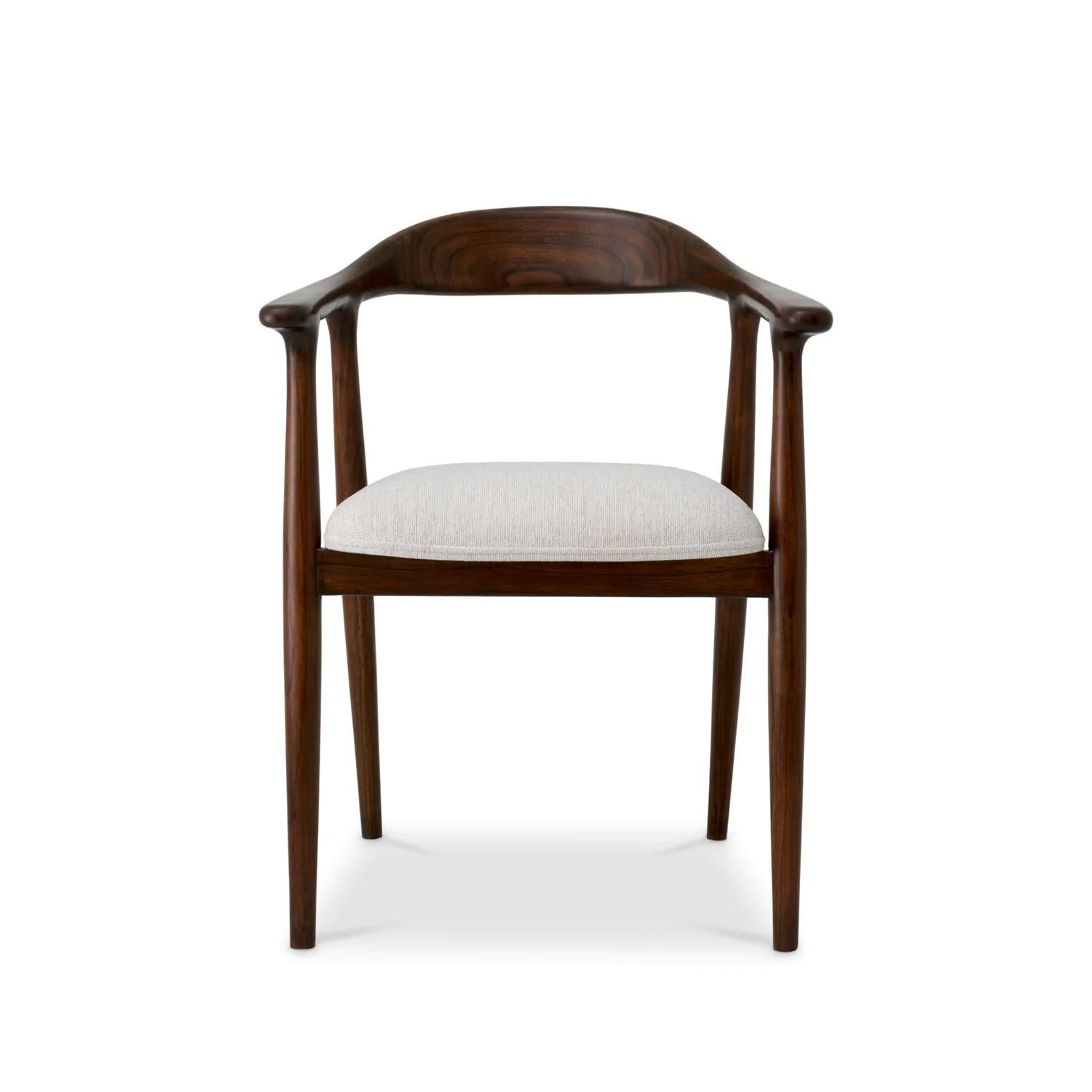 Sedia Lines Browny con struttura in solido mindy 
in legno con finitura marrone macchiato, imbottito e 
ricoperta di tessuto bianco crema.
Disponibile su richiesta anche con struttura in massello 
Wood Wood con finitura nera.