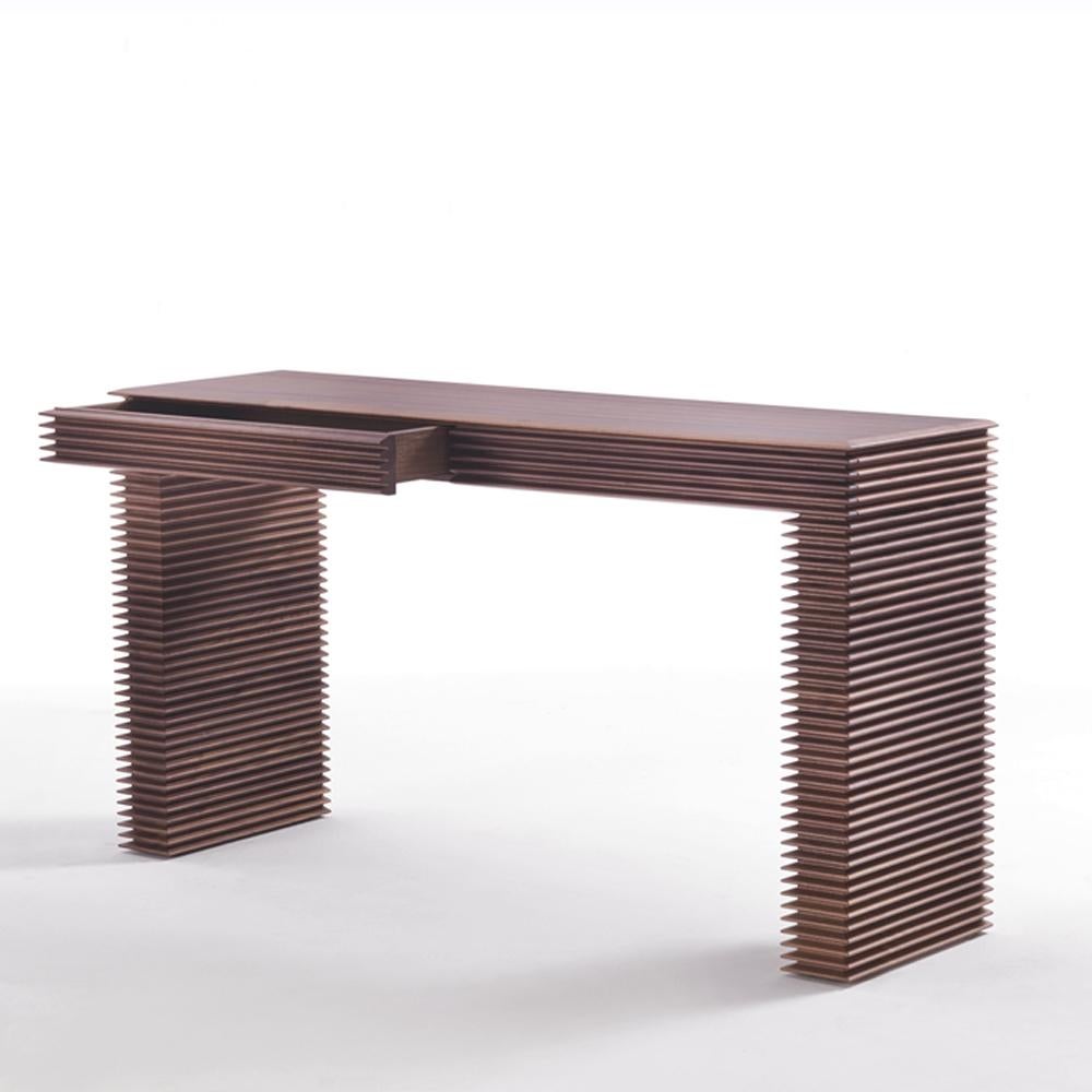 Console table lines with hand carved structure
in varnished solid walnut wood. With 2 drawers.
Made in Italy.