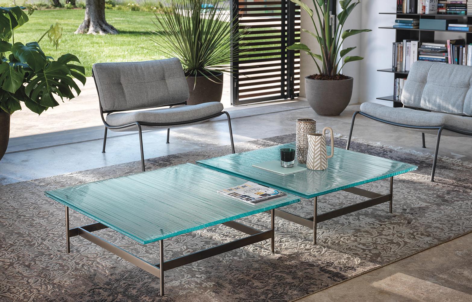 Table basse Lines avec plateau en verre et plateau en finition fumée ou transparente en vente 2