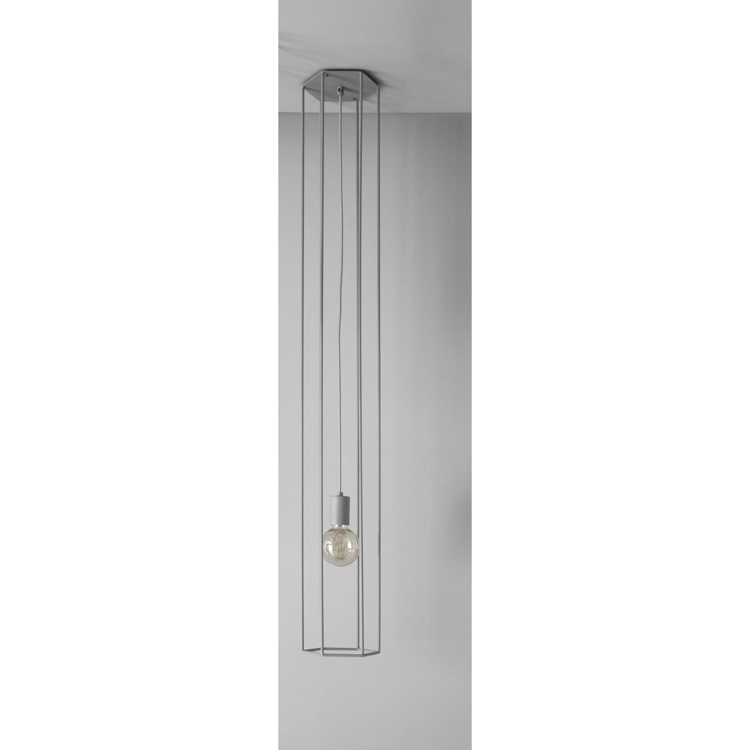 Lampada da soffitto Lines Hex Big Grey di +kouple
Dimensioni: D 16 x L 18,4 x H 140 cm. 
Materiali: Acciaio verniciato a polvere.

Disponibile in diverse opzioni di colore. Disponibile in due diverse dimensioni. Contattateci.

Tutte le nostre