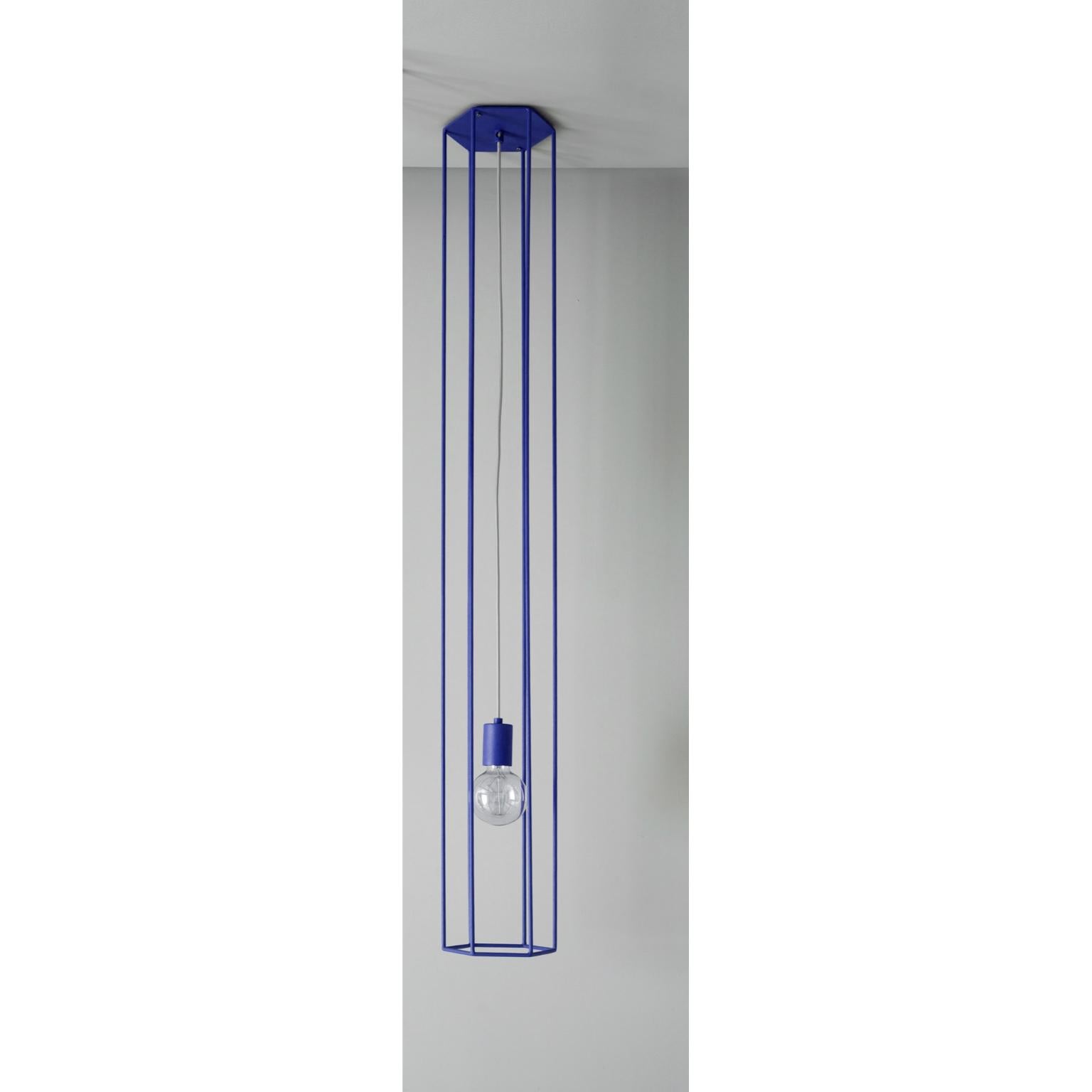Lámpara de techo Lines Hex Big Ultra Blue by +kouple
Dimensiones: P 16 x An 18,4 x Al 140 cm. 
Materiales: Acero con recubrimiento en polvo.

Disponible en distintos colores. Disponible en dos tamaños diferentes. Póngase en contacto con