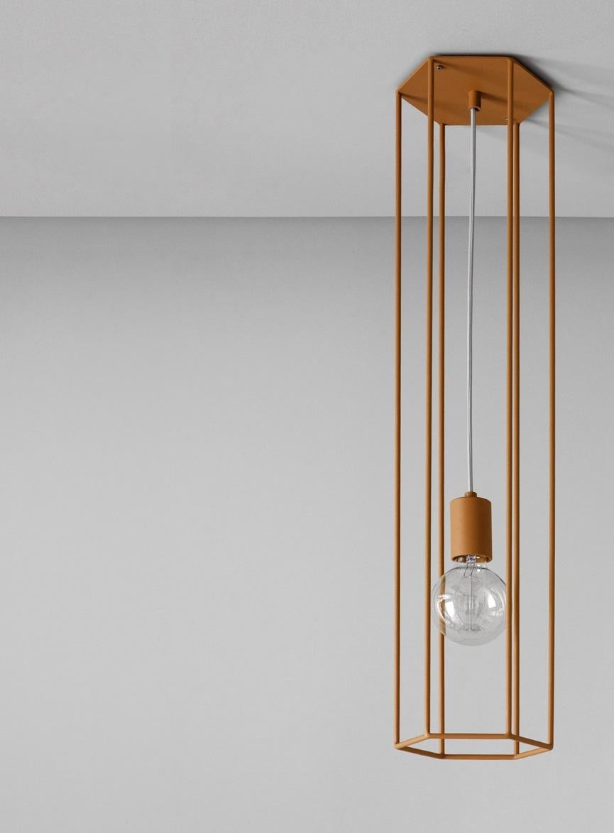 Linee esadecimali  Lampada da soffitto piccola Almond di +kouple
Dimensioni: D 16 x L 18,4 x H 80 cm. 
Materiali: Acciaio verniciato a polvere.

Disponibile in diverse opzioni di colore. Disponibile in due diverse dimensioni. Contattateci.

Tutte le