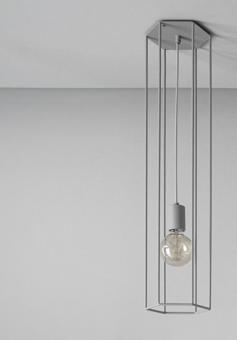 Lampada da soffitto Lines Hex Small Grey di +kouple
Dimensioni: D 16 x L 18,4 x H 80 cm. 
Materiali: Acciaio verniciato a polvere.

Disponibile in diverse opzioni di colore. Disponibile in due diverse dimensioni. Contattateci.

Tutte le nostre