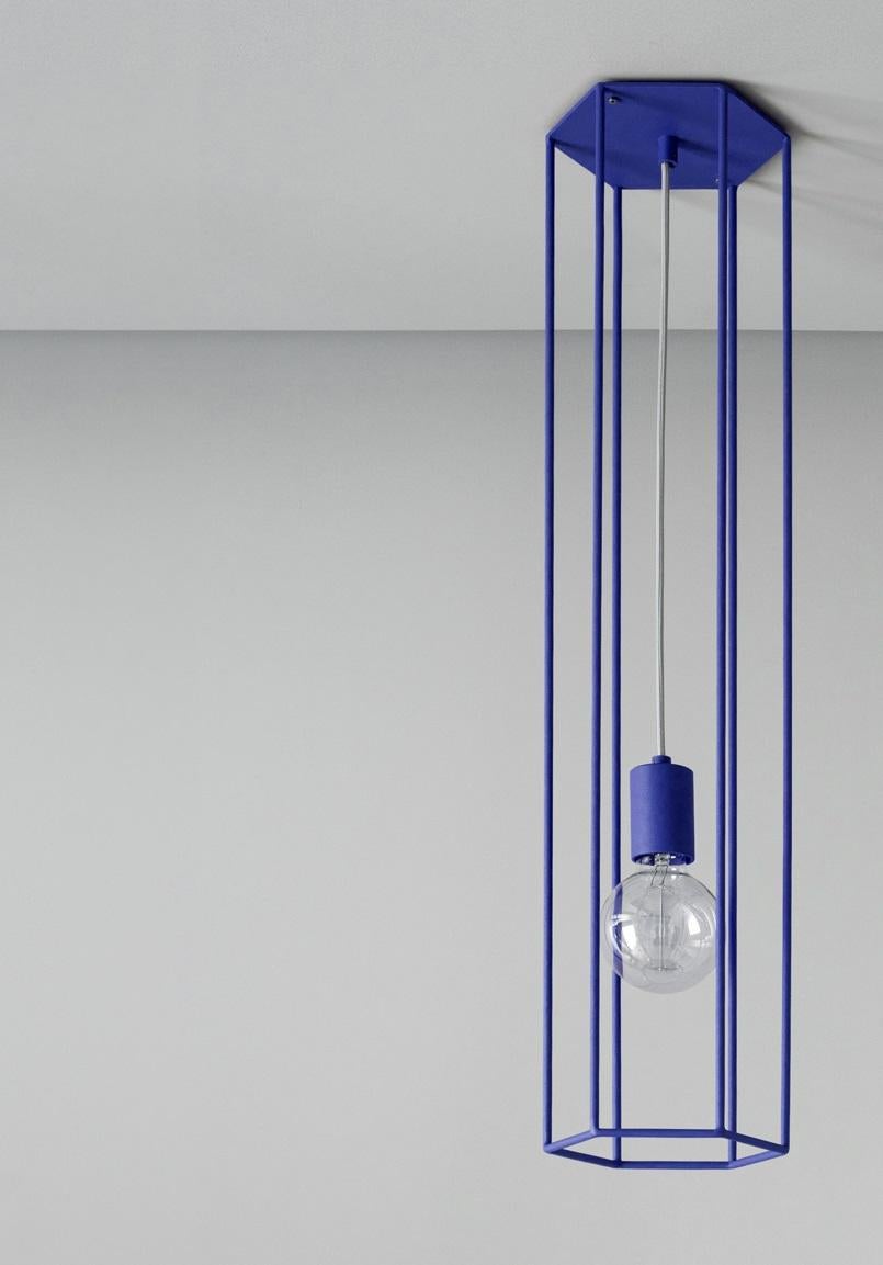 Lampada da soffitto Lines Hex Small Ultra Blue di +kouple
Dimensioni: D 16 x L 18,4 x H 80 cm. 
Materiali: Acciaio verniciato a polvere.

Disponibile in diverse opzioni di colore. Disponibile in due diverse dimensioni. Contattateci.

Tutte le nostre