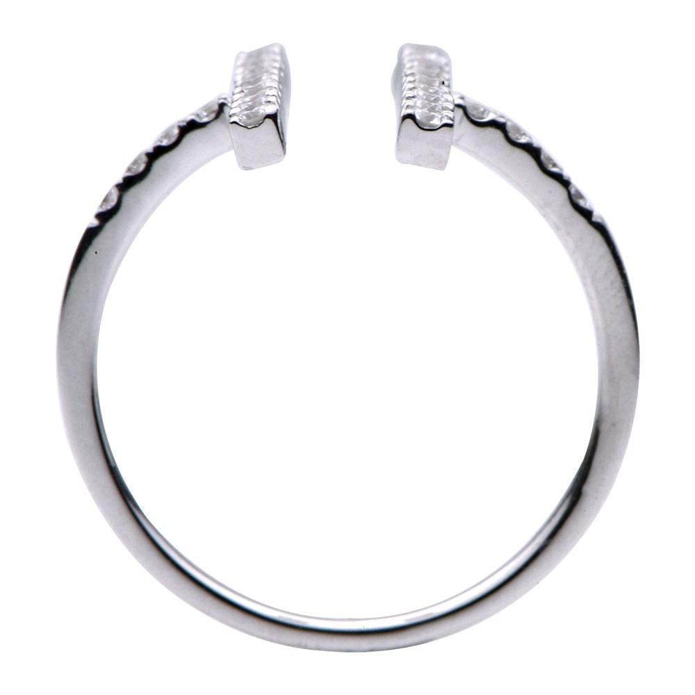 Questo anello di moda moderna è semplice e classico. Realizzato con 2,3 grammi di oro bianco 18 carati e scintillante con 26 diamanti rotondi VS2, colore G per un totale di 0,39 carati, questo anello sarà sicuramente amato. La sua semplicità lo