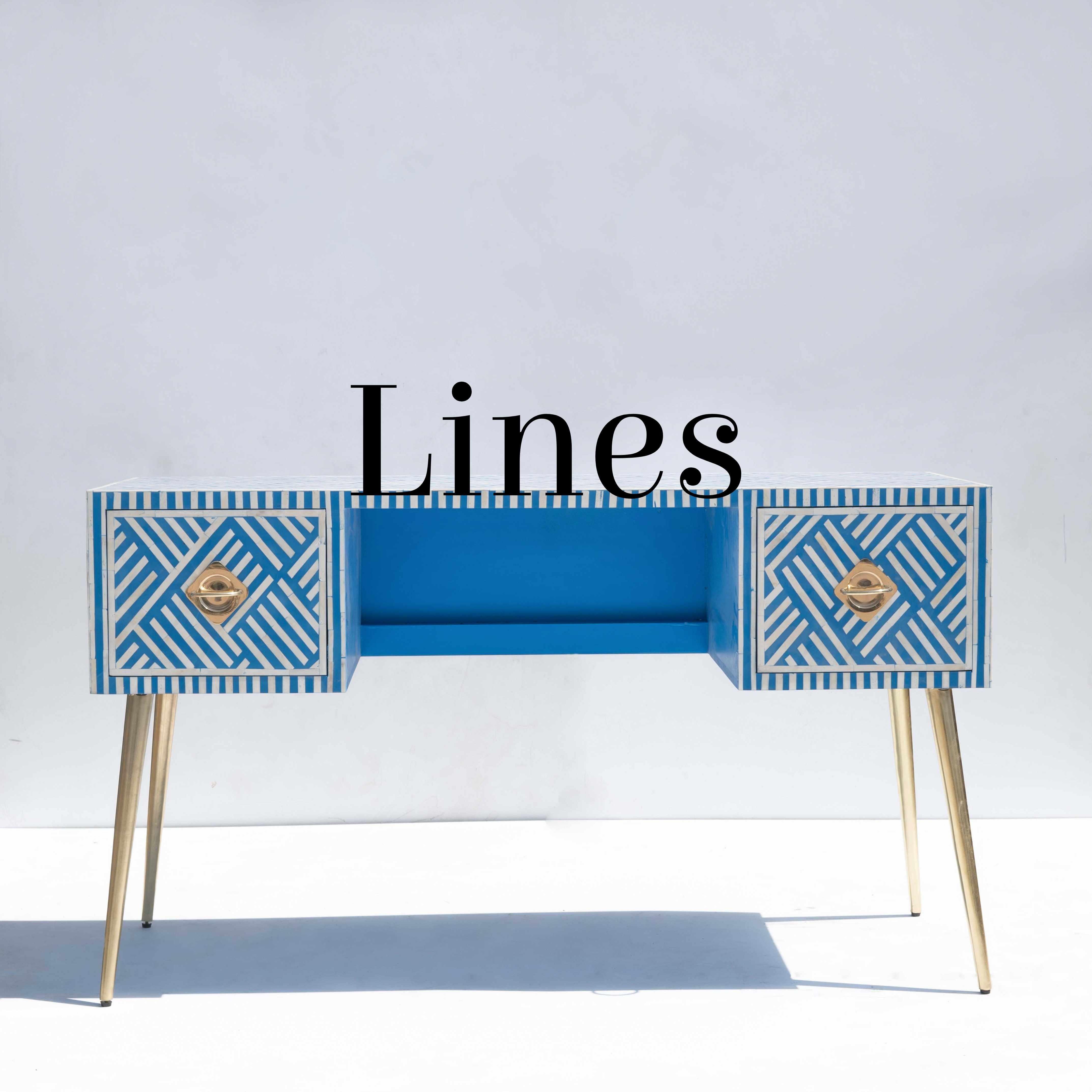 Rehaussez votre bureau à domicile ou votre espace de travail avec l'exquis bureau à incrustation bleu ciel et blanc d'Artisanal, un ajout stupéfiant qui allie harmonieusement l'artisanat intemporel à la sophistication moderne.

Orné de motifs
