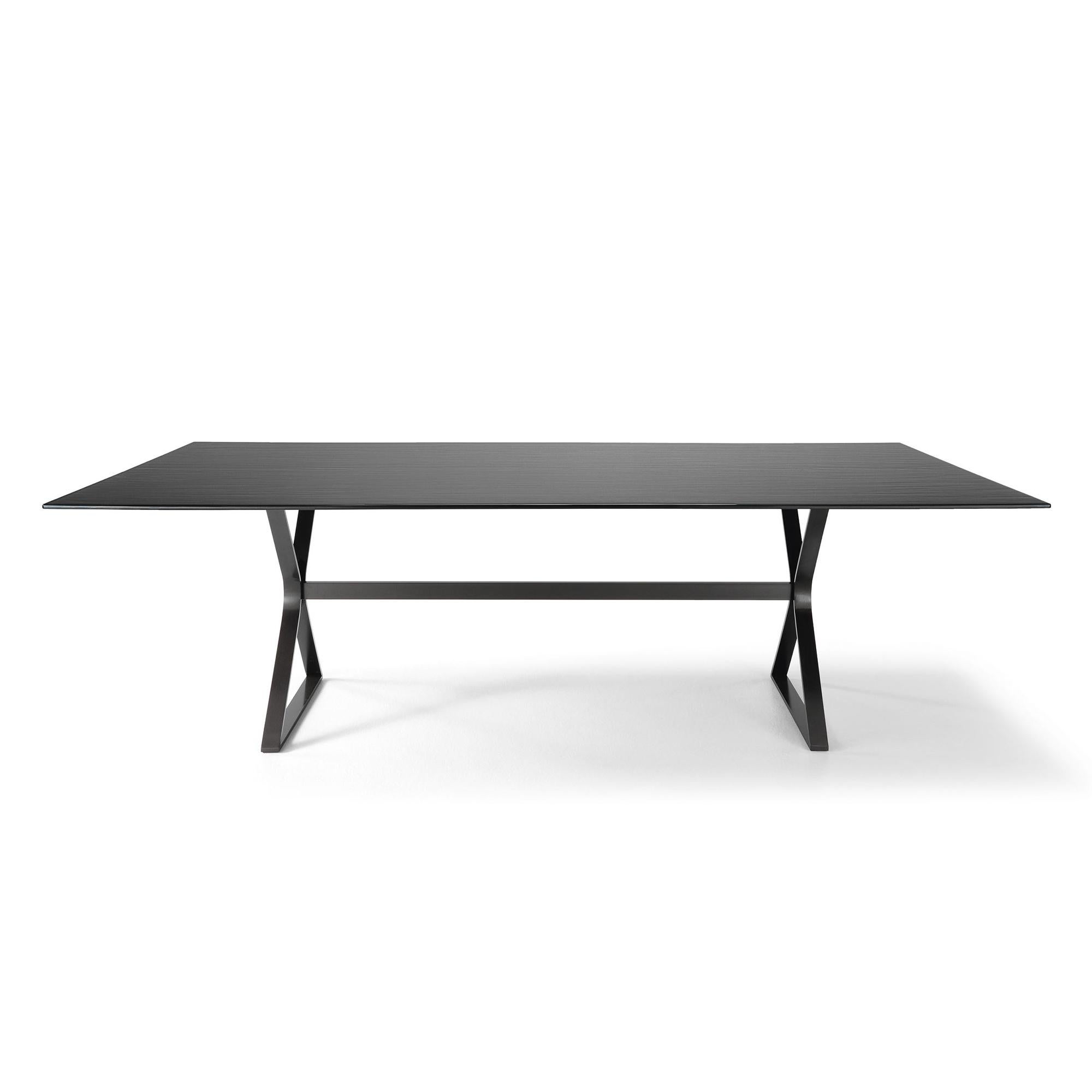 Tavolo da pranzo con piano in linea e paralumi in metallo colorato grigio scuro 
superiore, in vetro fuso con uno spessore di 12 mm. Con un metallo forgiato 
base in finitura grigio scuro.
Disponibile su richiesta anche in:
L 200 x P 100 x H 75cm,