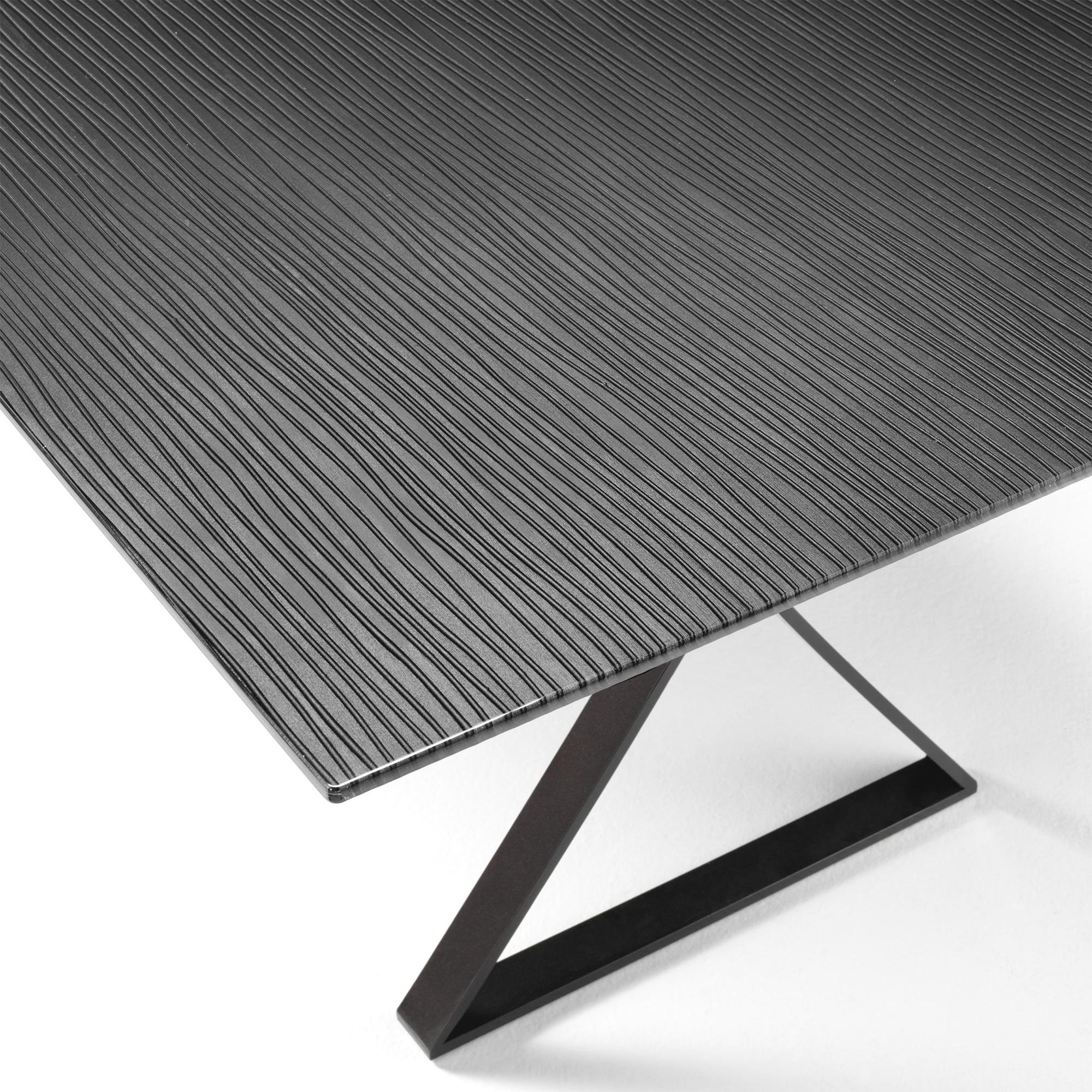 Esstisch mit linearer Linienplatte und metallisch getönter Platte (Geschwärzt) im Angebot