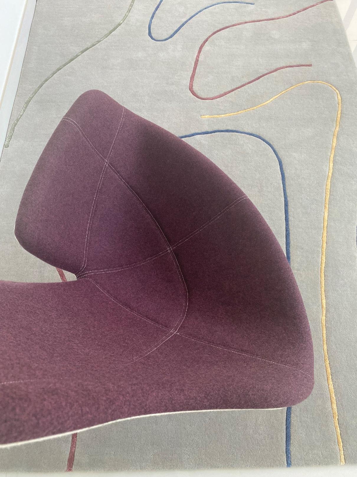 Teppich-Leinen – Teppich aus getufteter grauer Wolle mit mehrfarbigen Linien in Rot, Gelb und Blau  im Angebot 1