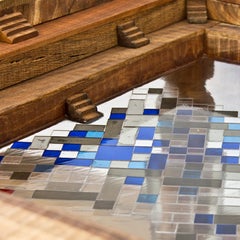 Mesa baja artesanal de madera y plexiglás con mosaico azul by Hillsideout