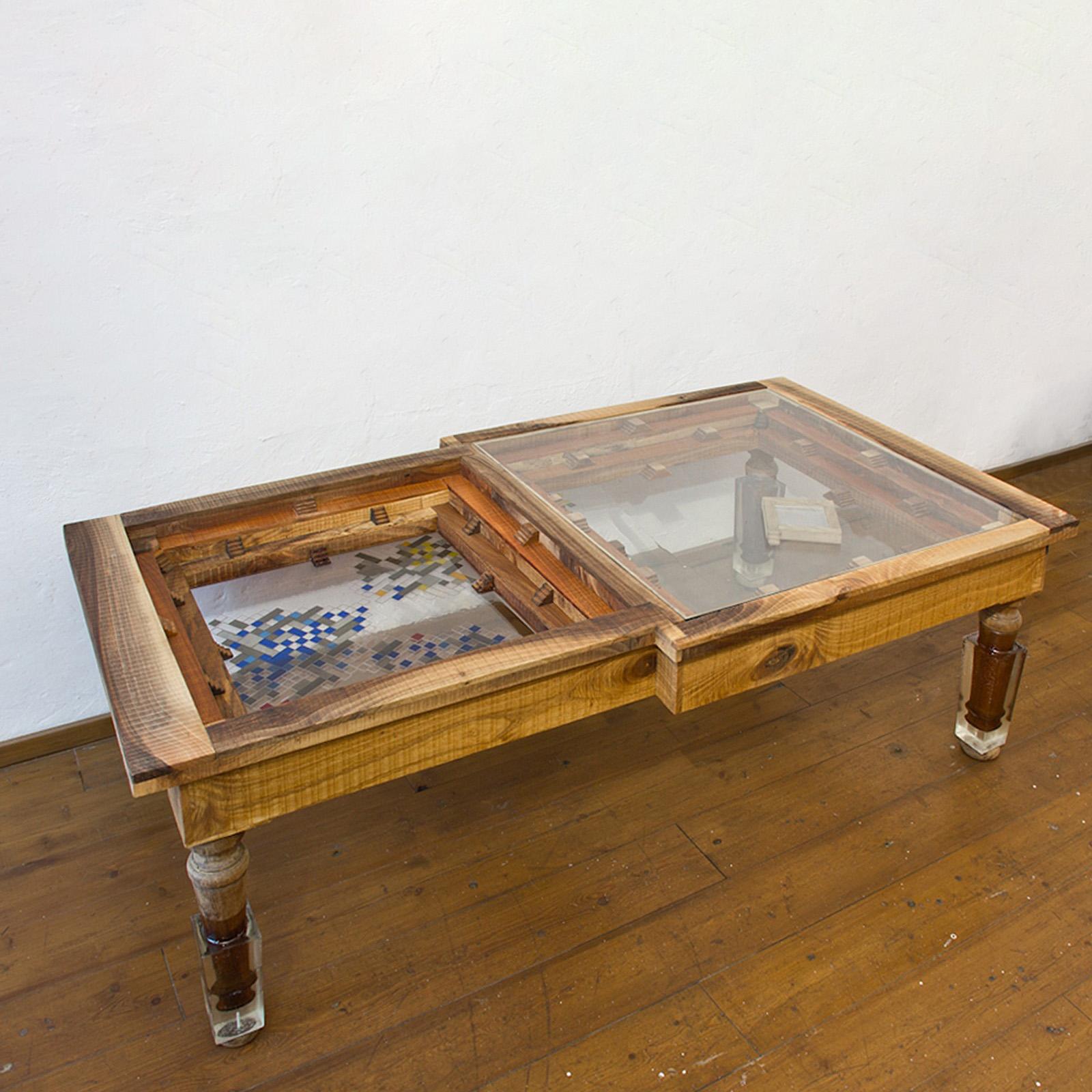 Handcrafted Couchtisch aus Holz und blauem Plexiglas mit Mosaik von Hillsideout (Handgefertigt) im Angebot
