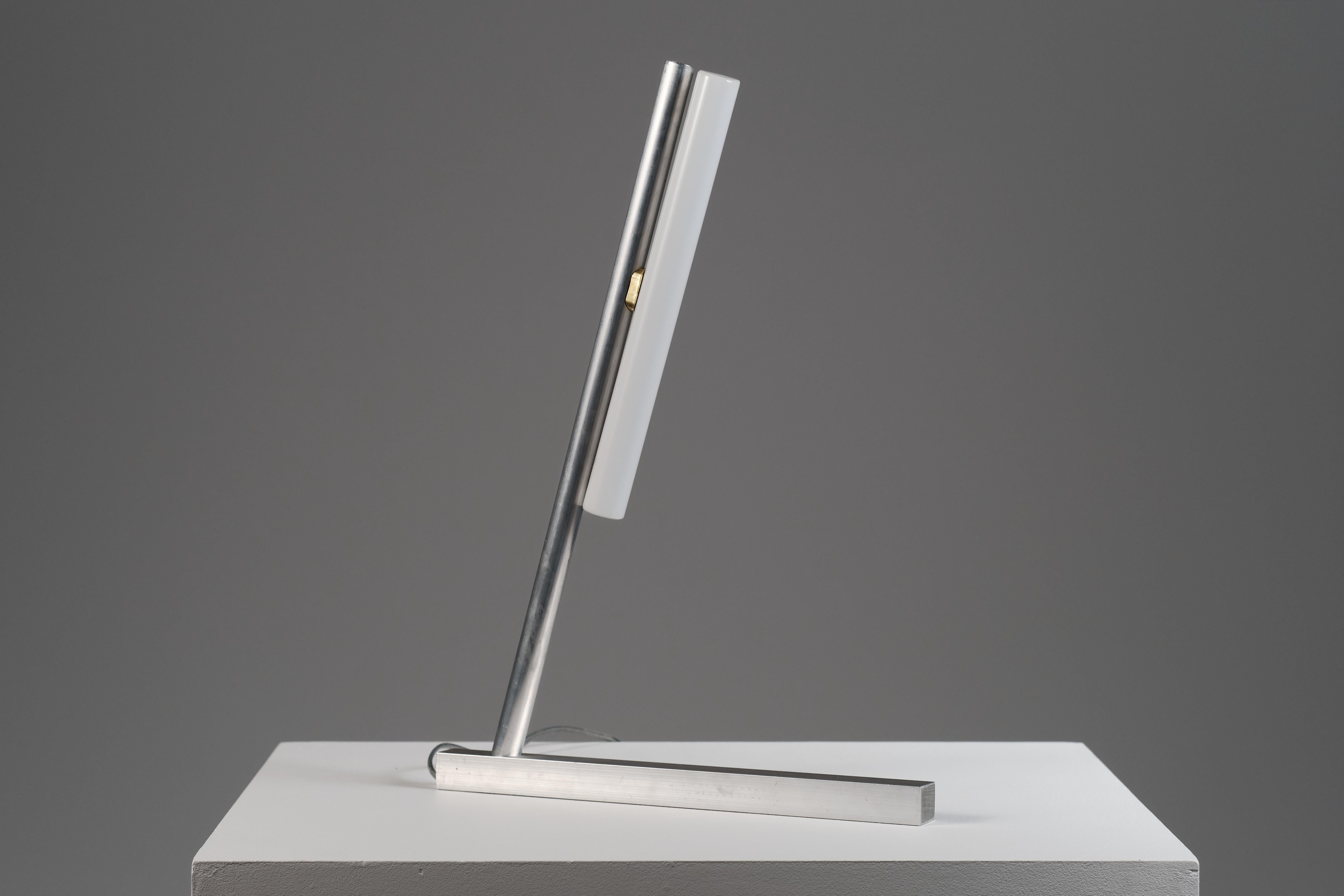 La lámpara de sobremesa contemporánea Linestra, de aluminio, forma parte de la Serie Podium, un conjunto de lámparas fabricadas por Bijeen entre 2020 y 2021.
La idea que subyace a estas series es explorar la belleza de los materiales industriales