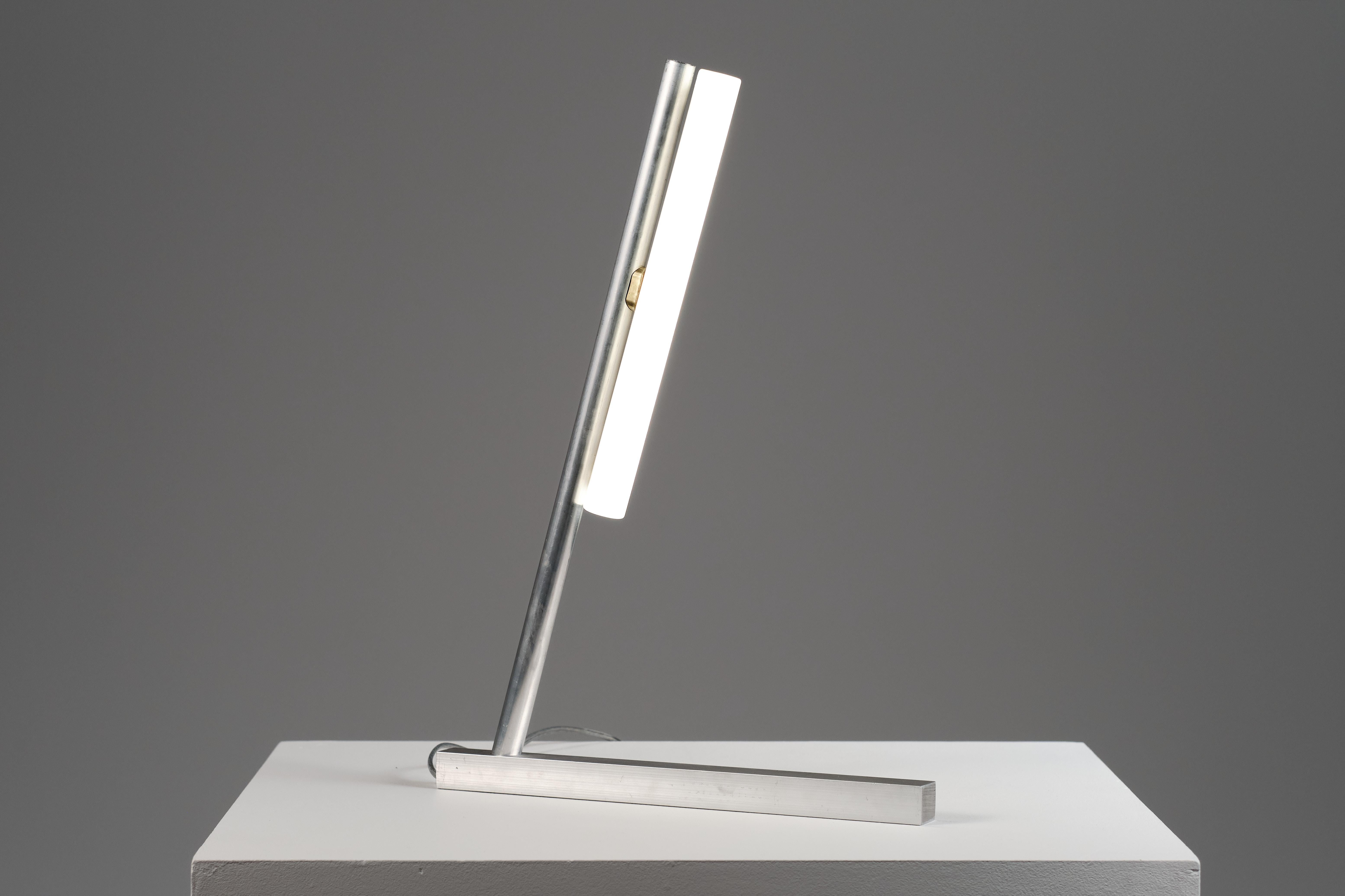 Linestra_2. Contemporáneo minimalista  lámpara de sobremesa de aluminio Español en venta