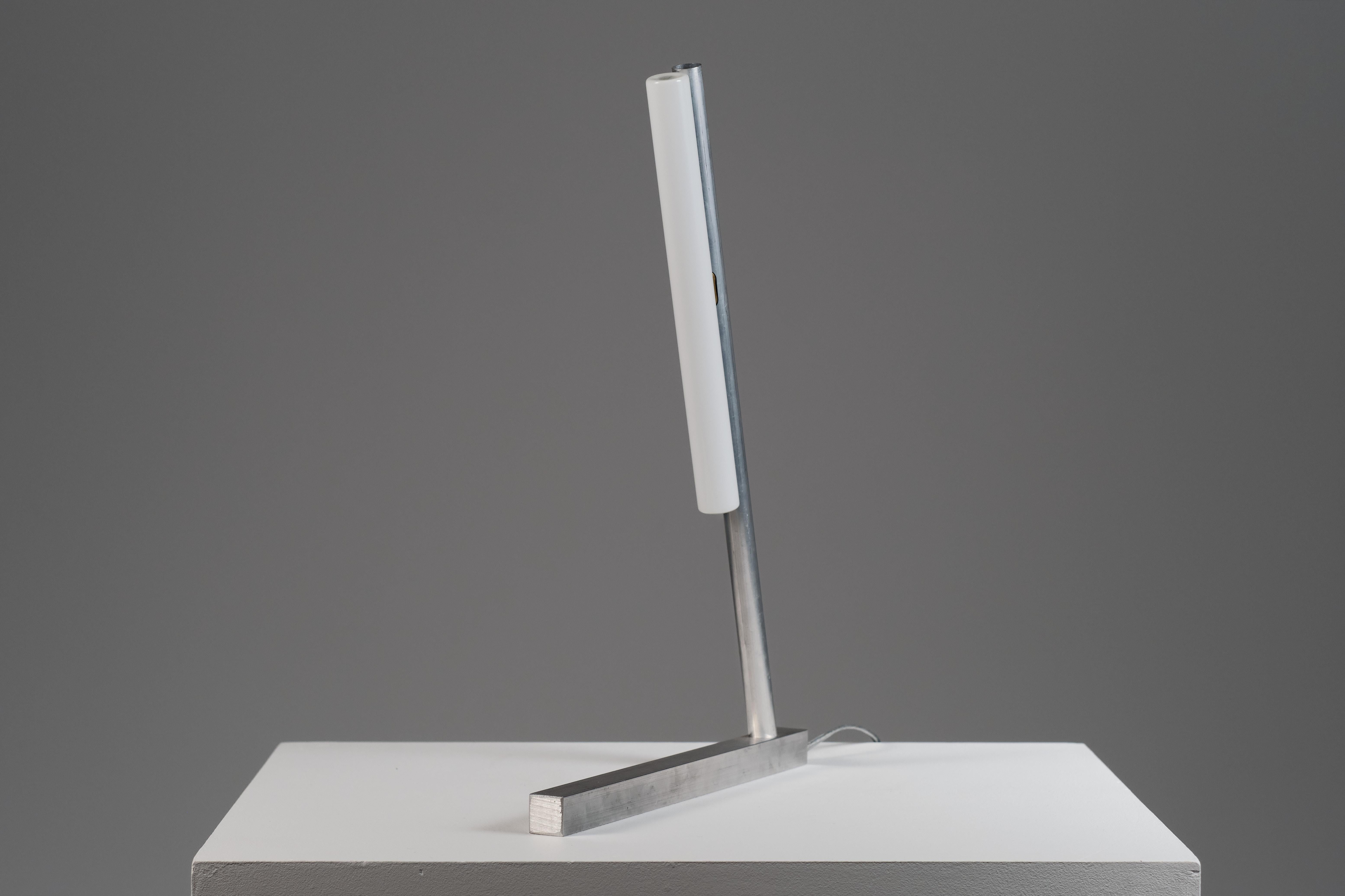 Linestra_2. Contemporáneo minimalista  lámpara de sobremesa de aluminio en Nuevo estado para la venta en Barcelona, ES