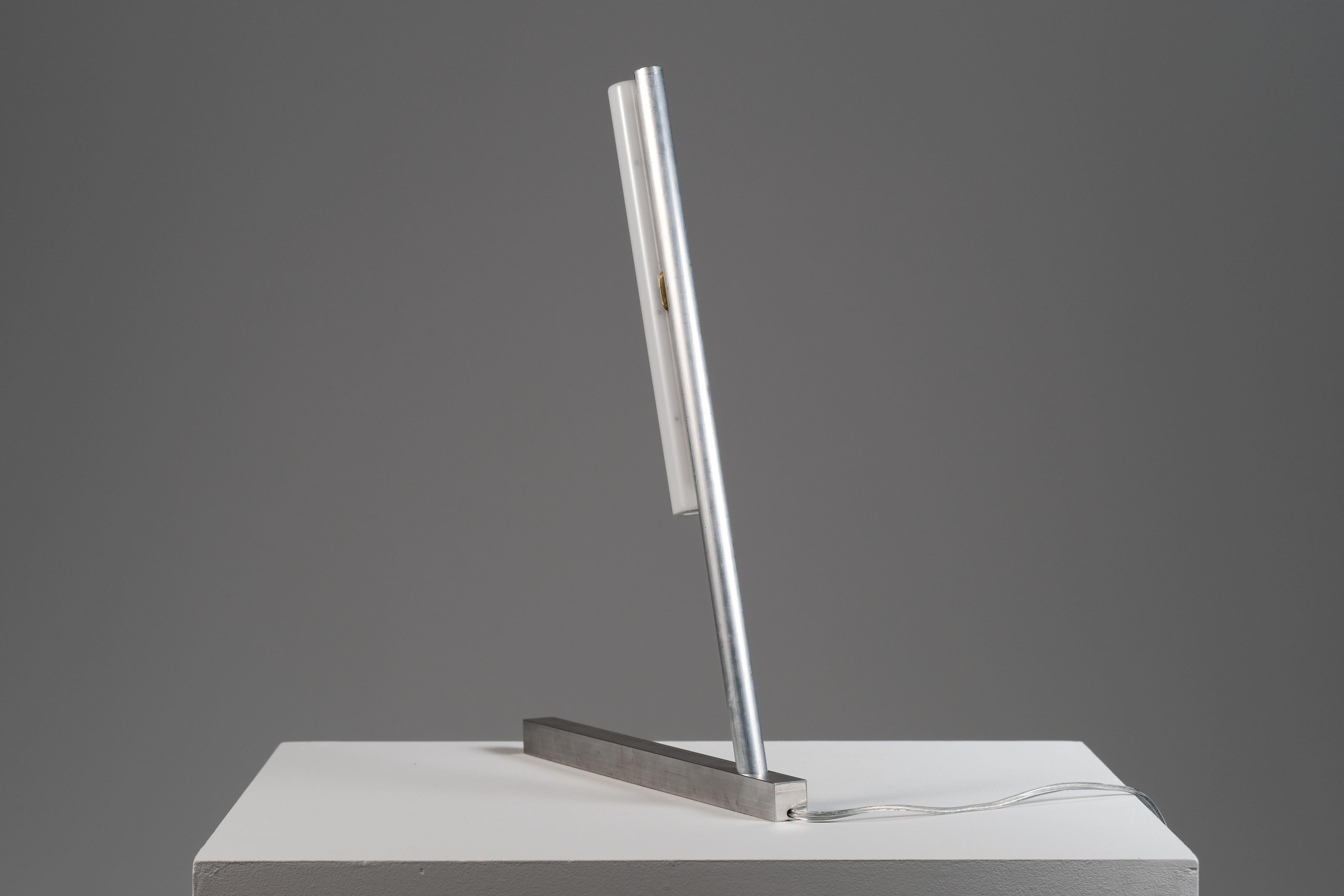 Linestra_2. Contemporáneo minimalista  lámpara de sobremesa de aluminio Siglo XXI y contemporáneo en venta